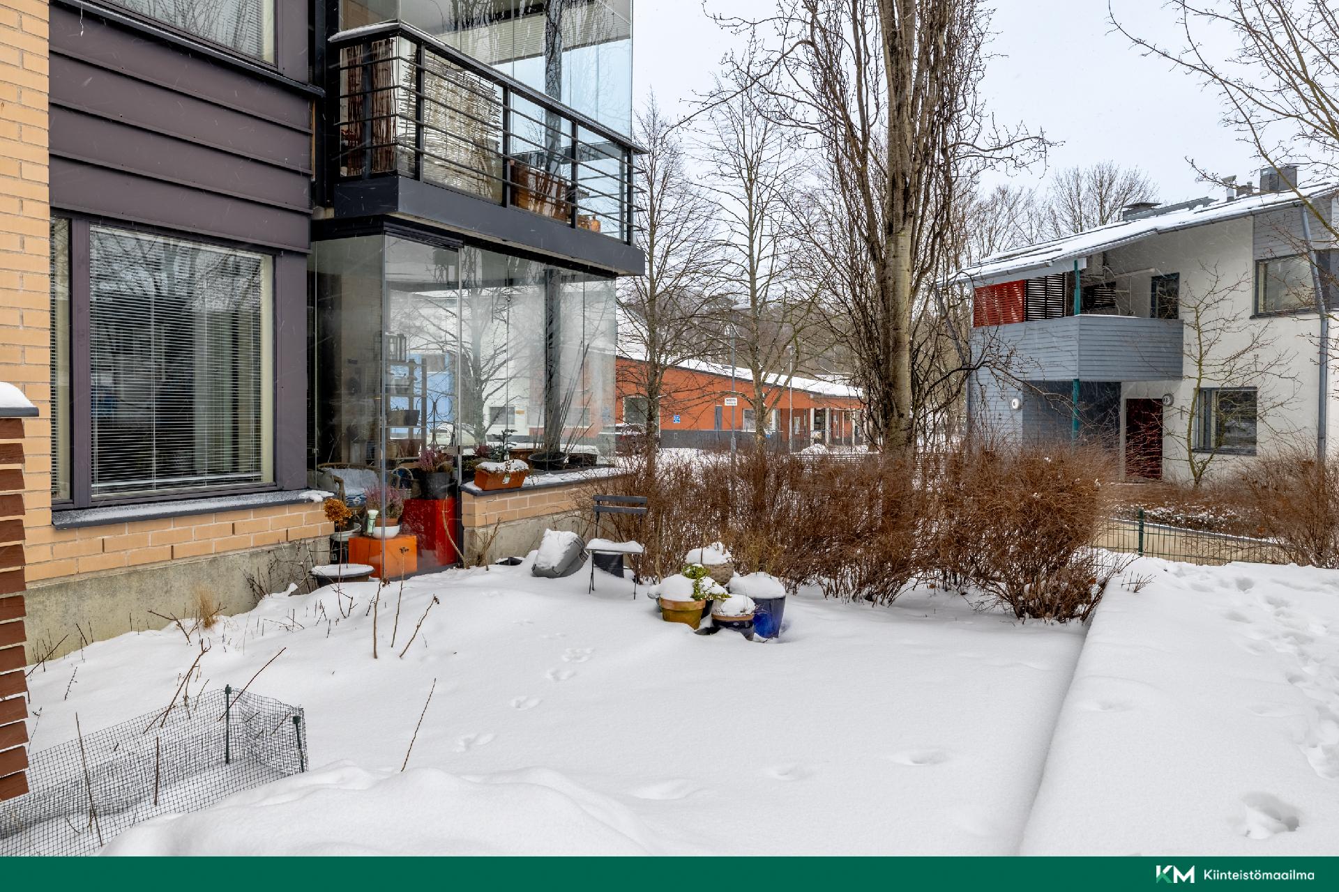Asuntoon kuuluu lasitetun terassin lisäksi pieni piha.