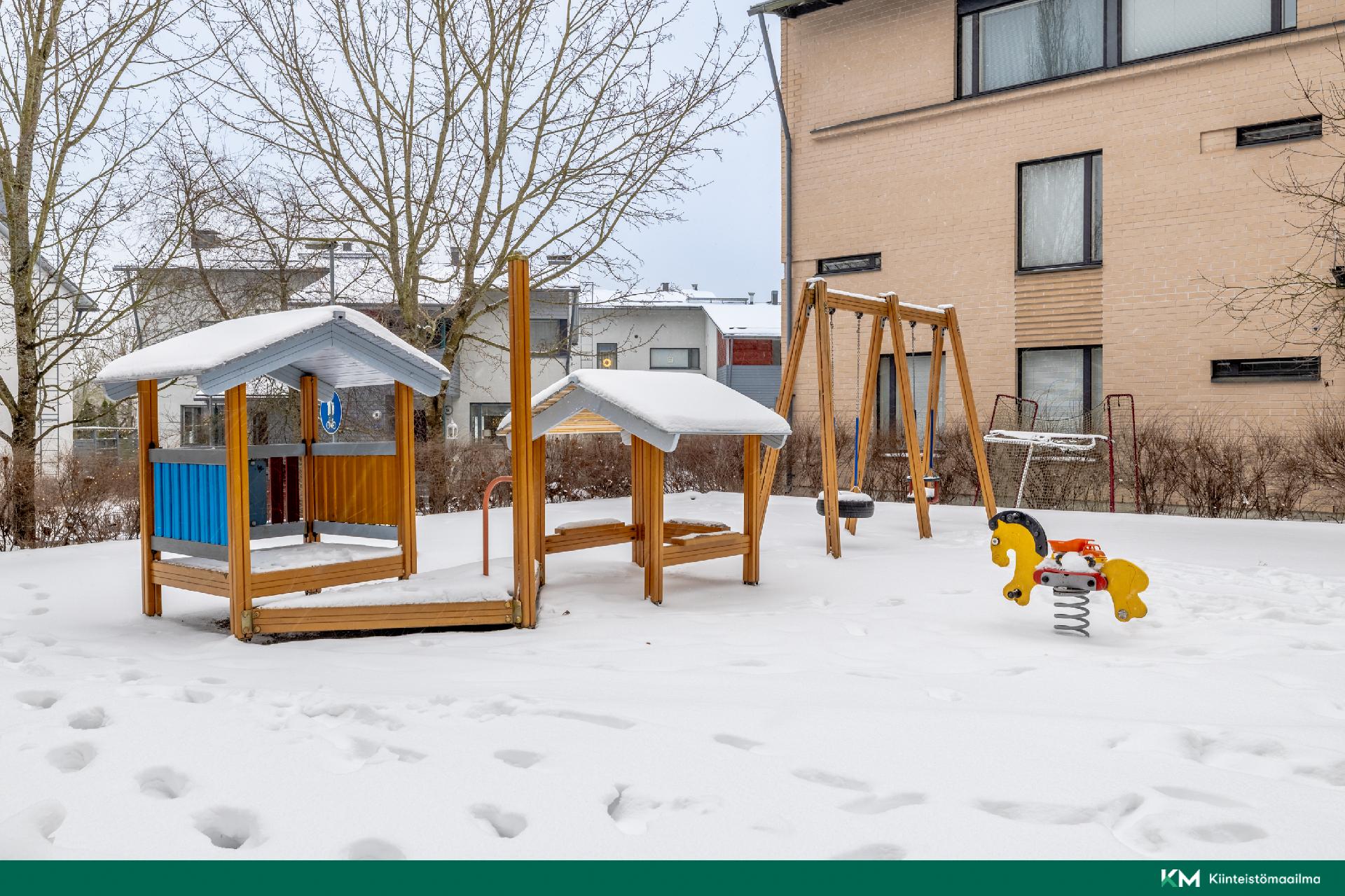 Sisäpihalla lapsille leikkialue.