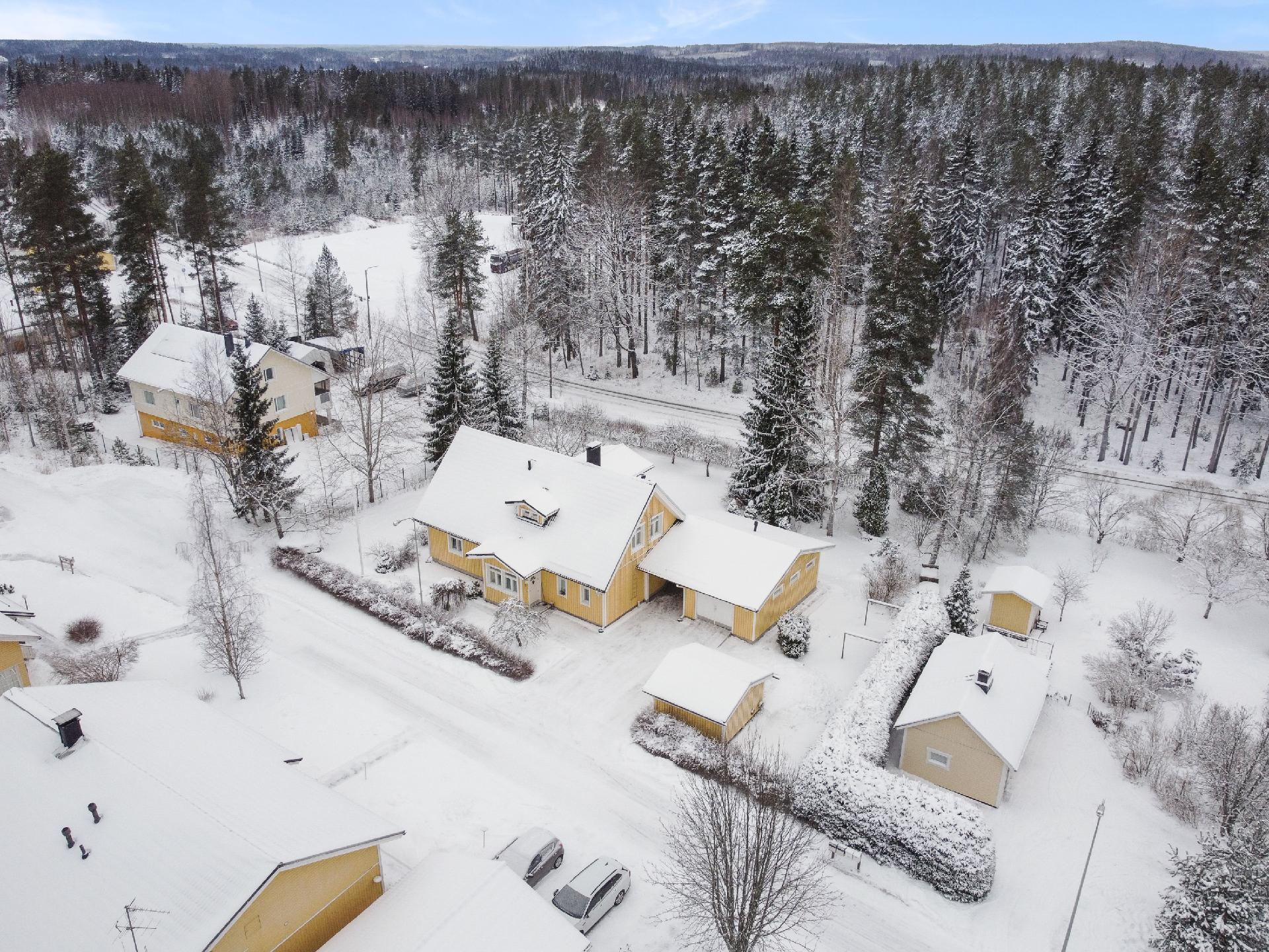 Tontin pinta-ala on 1689 m²