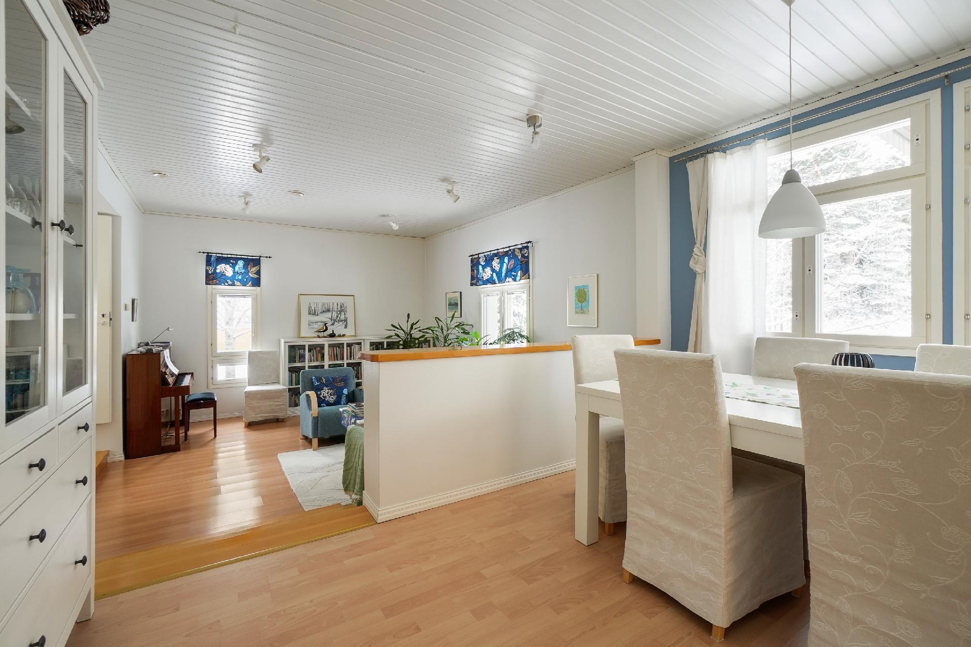 Laajennusosan oleskelutila erottuu muista tiloista eri tasossa