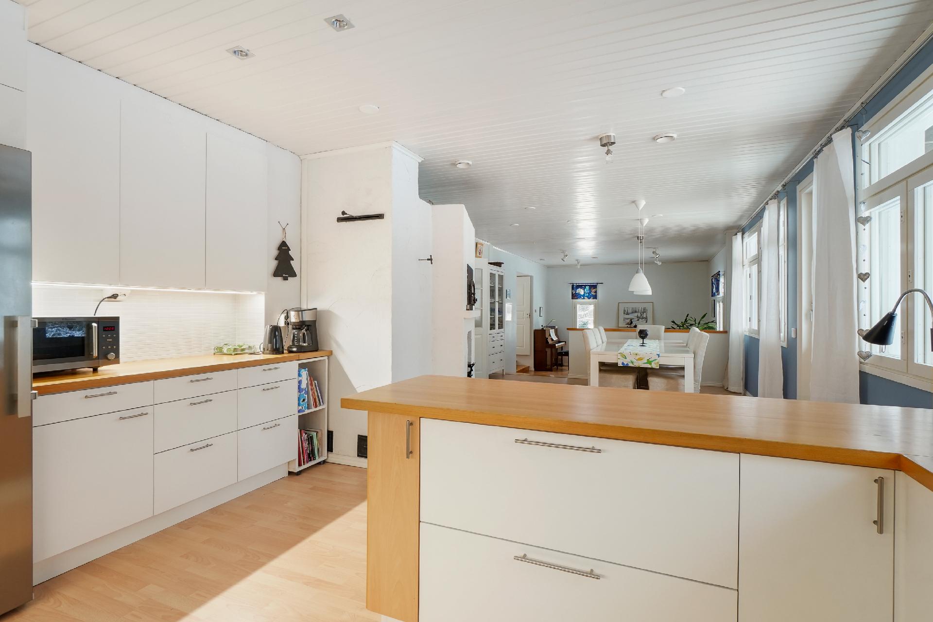 Näkymä keittiöstä oleskelutiloihin