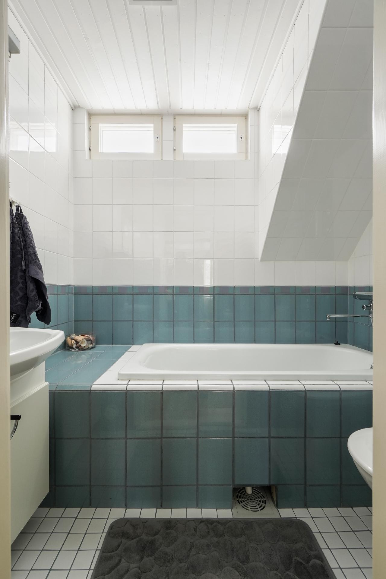 Yläkerran WC:ssä on amme