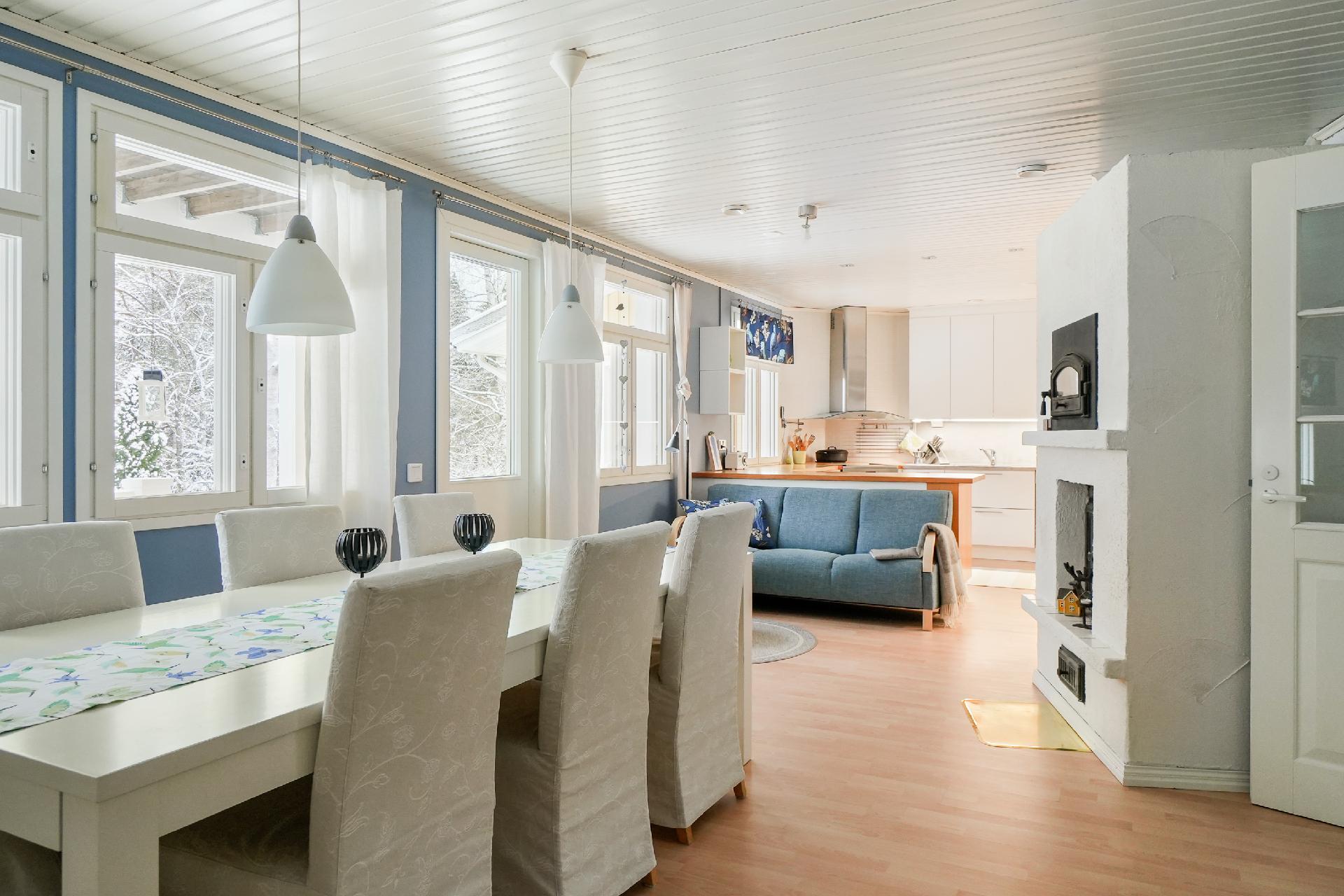 Tilaa isonkin perheen ruokailuun. Huomaa kulku terassille