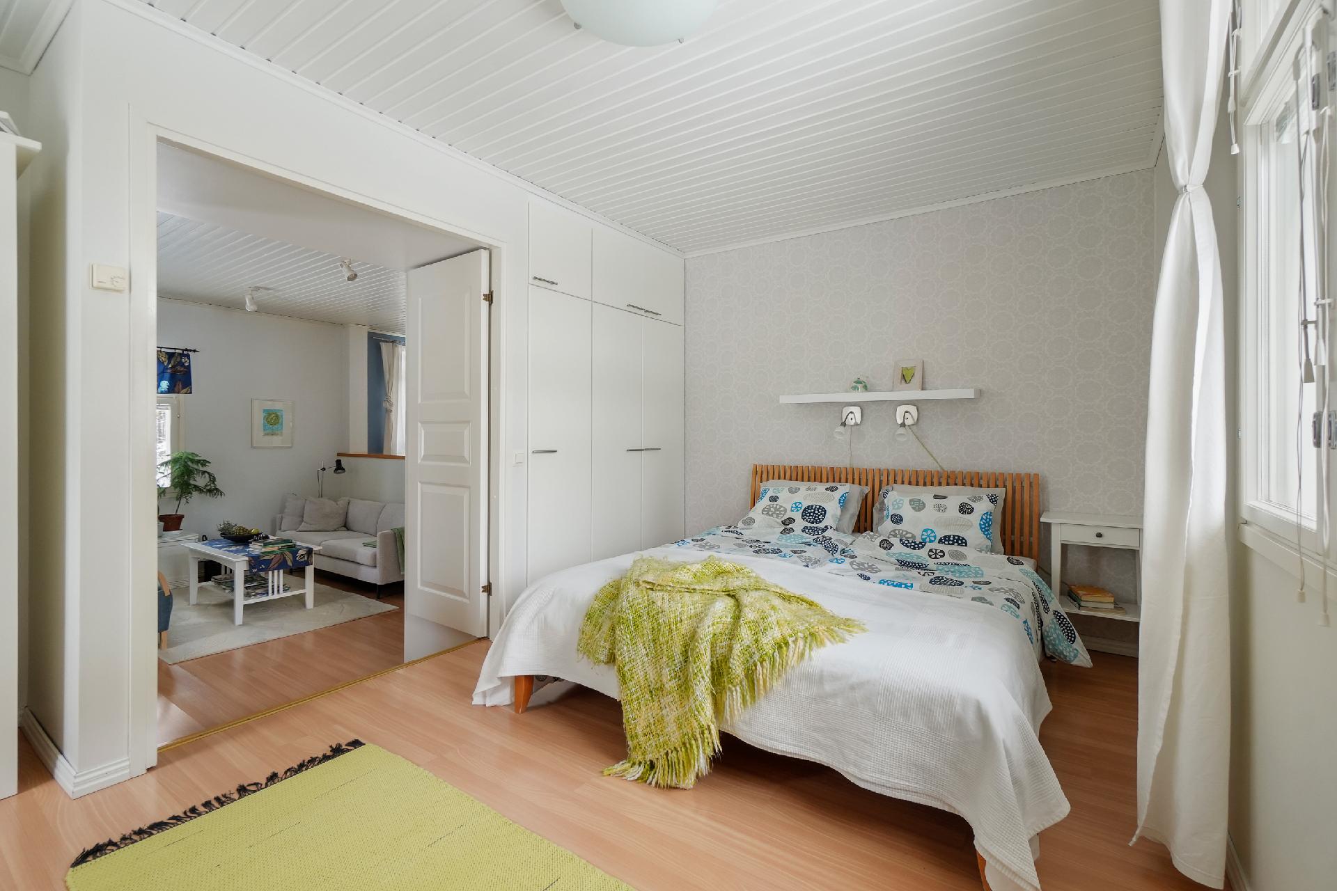 Makuuhuone 1 on alakerrassa