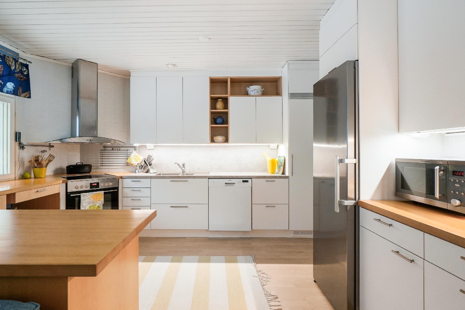 Keittiössä on hyvin laskutilaa