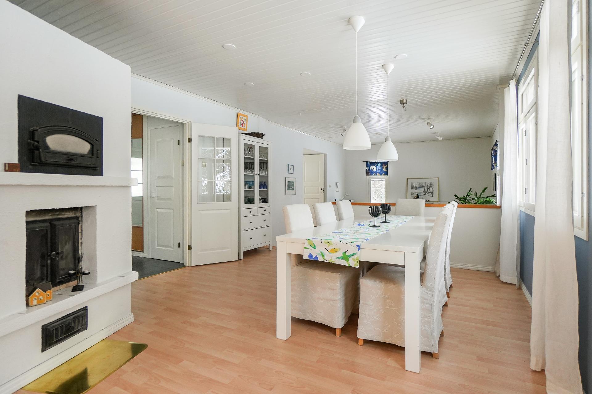 Valoisat oleskelutilat. Huomaa varaava takka ja leivinuuni.