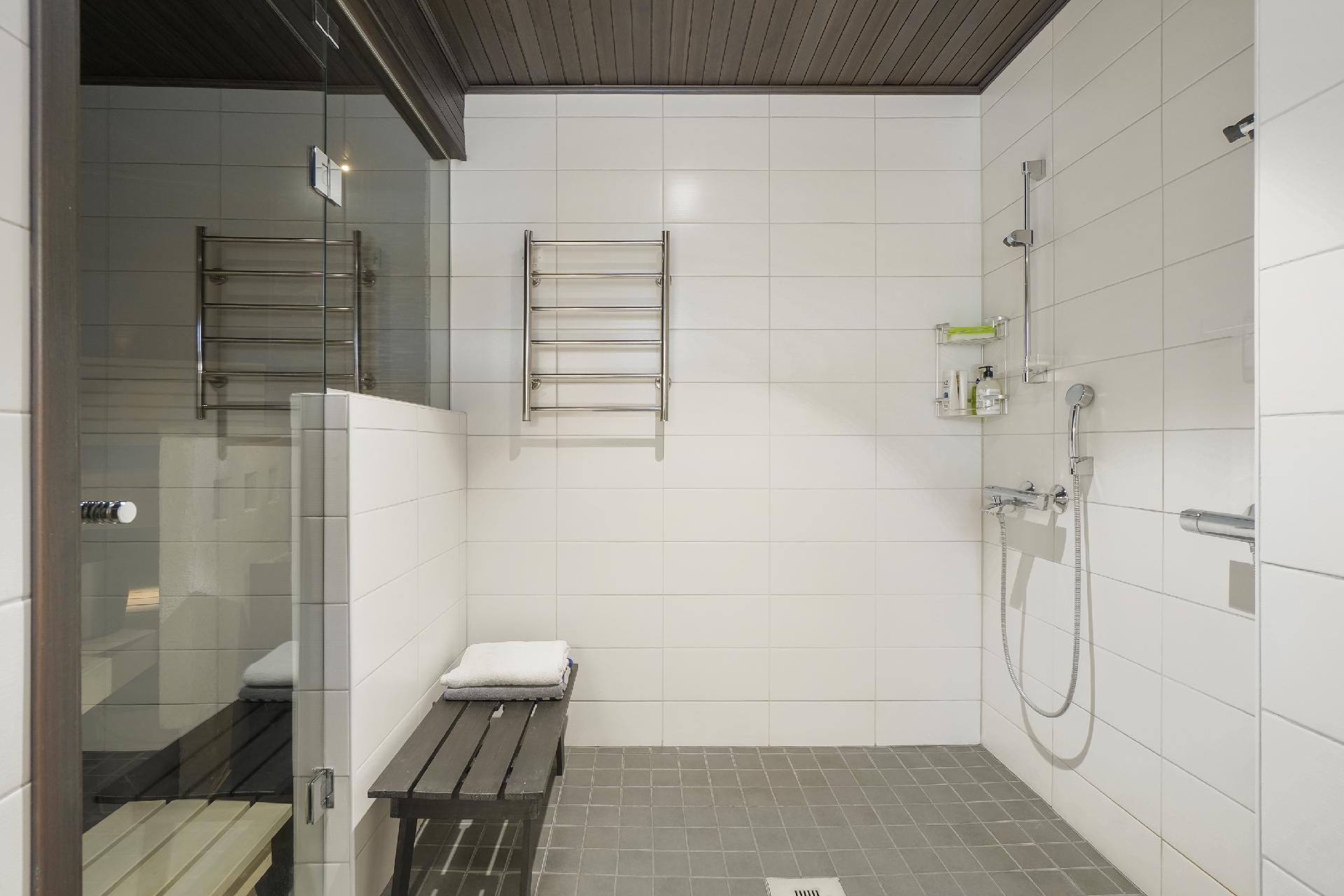 Kylpyhuone. Vasemmalla sauna