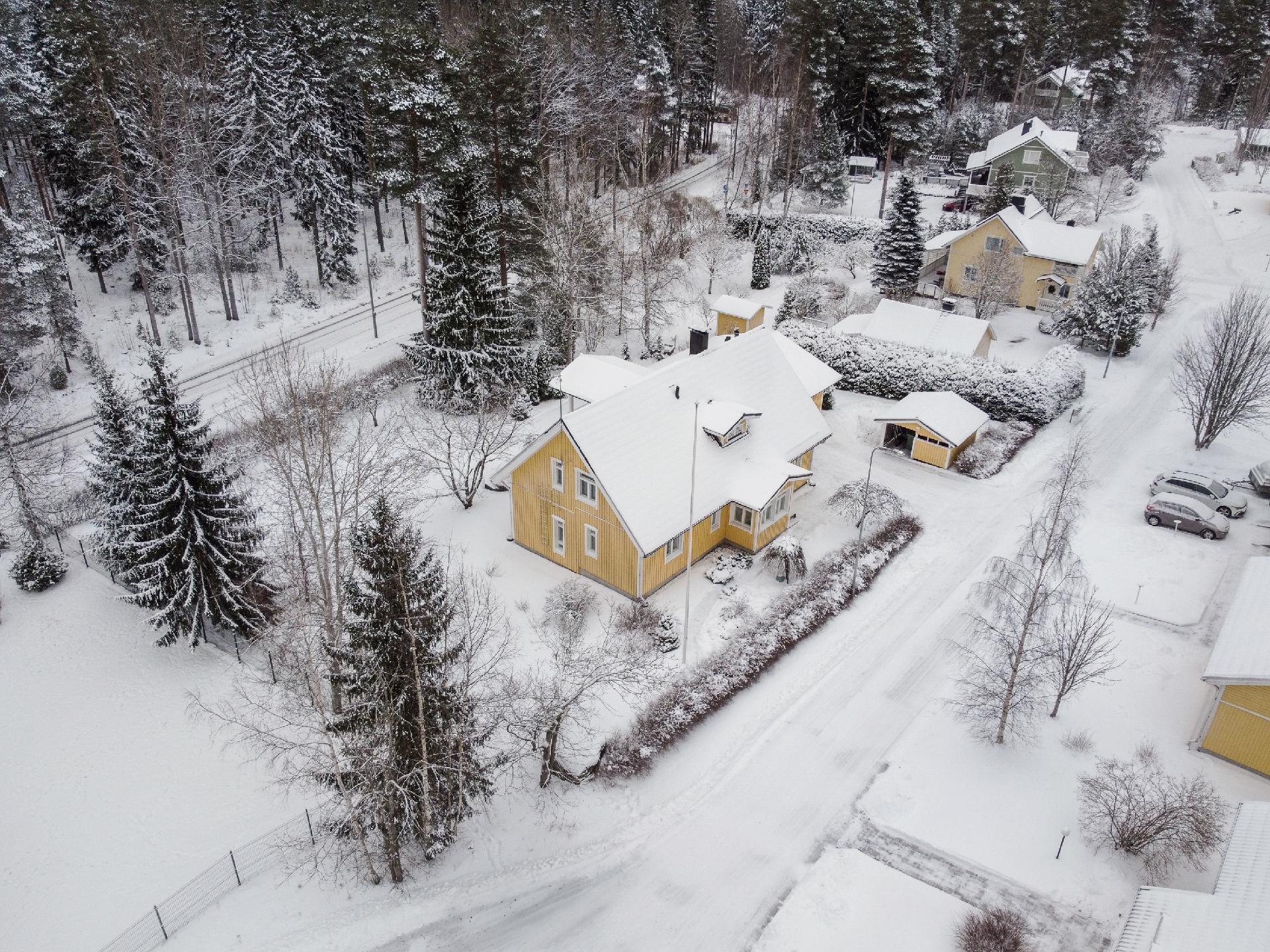 Asunrakennus lämpiää vesi-ilmalämpöpumpulla