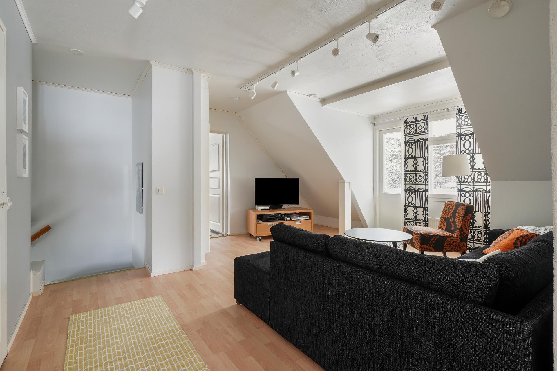 Yläkerran aulasta on pääsy parvekkeelle