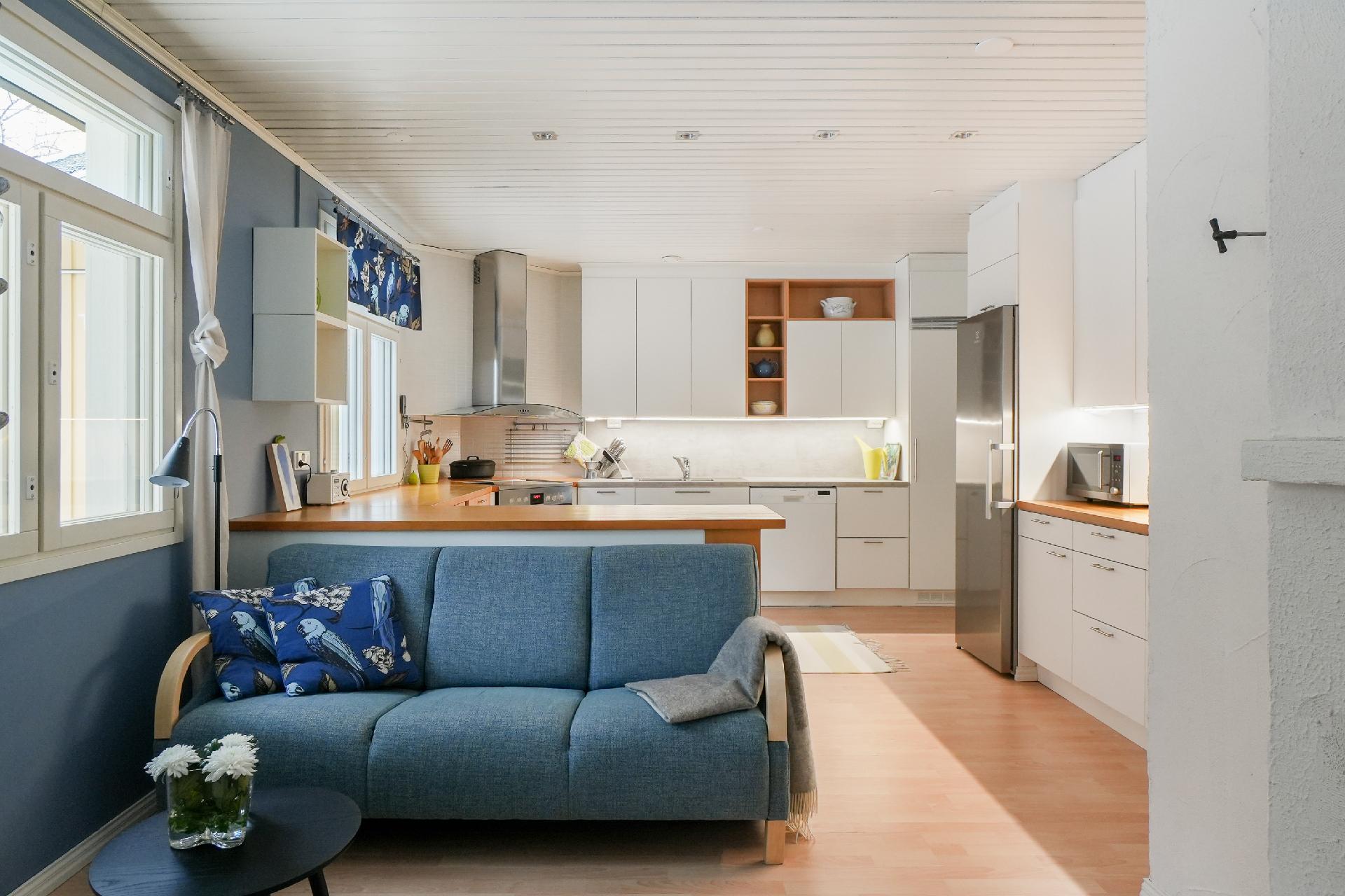 Näkymä olohuoneesta keittiöön päin