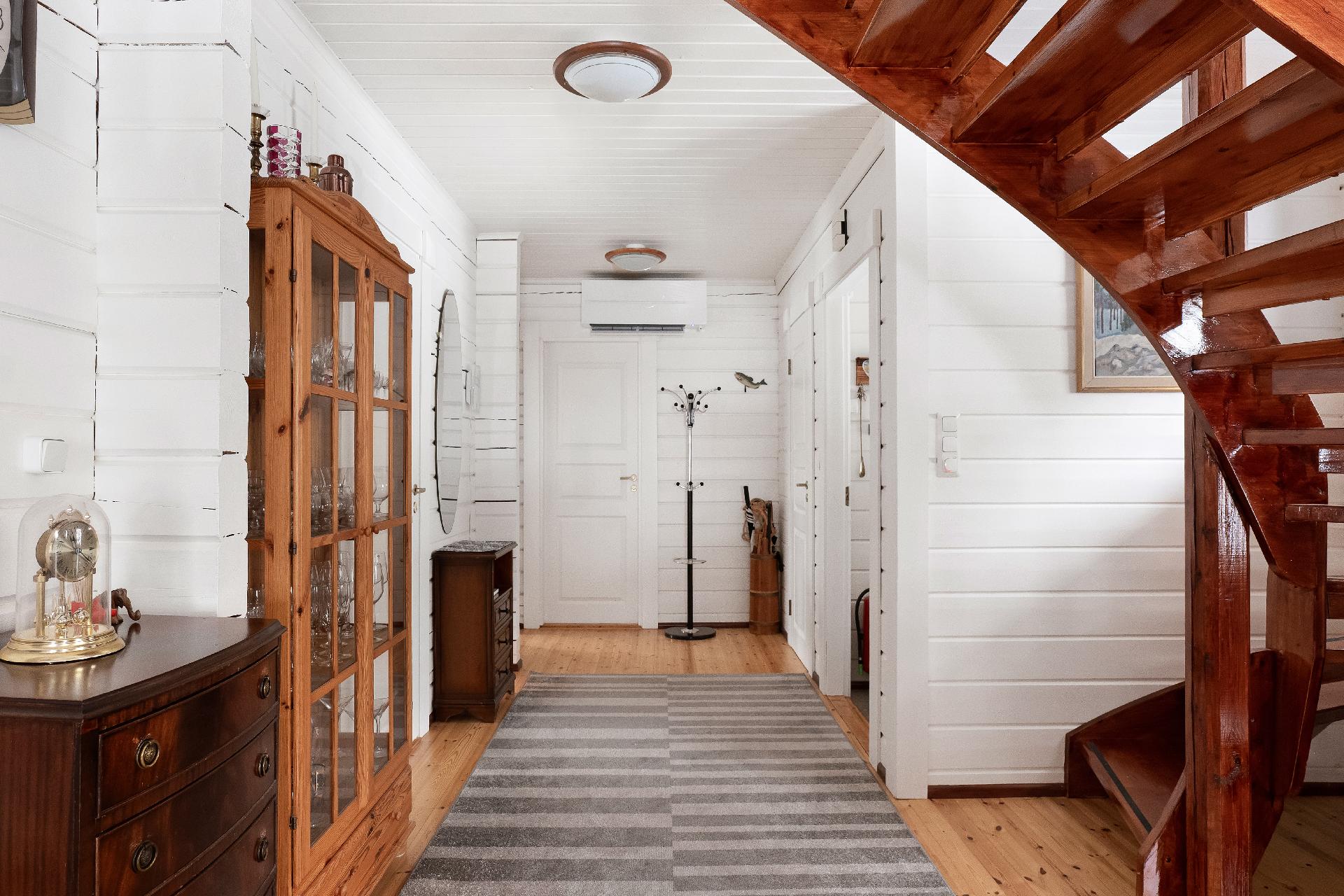 Tilavan sisääntulon yhteydessä makuuhuoneet ja pesutilat