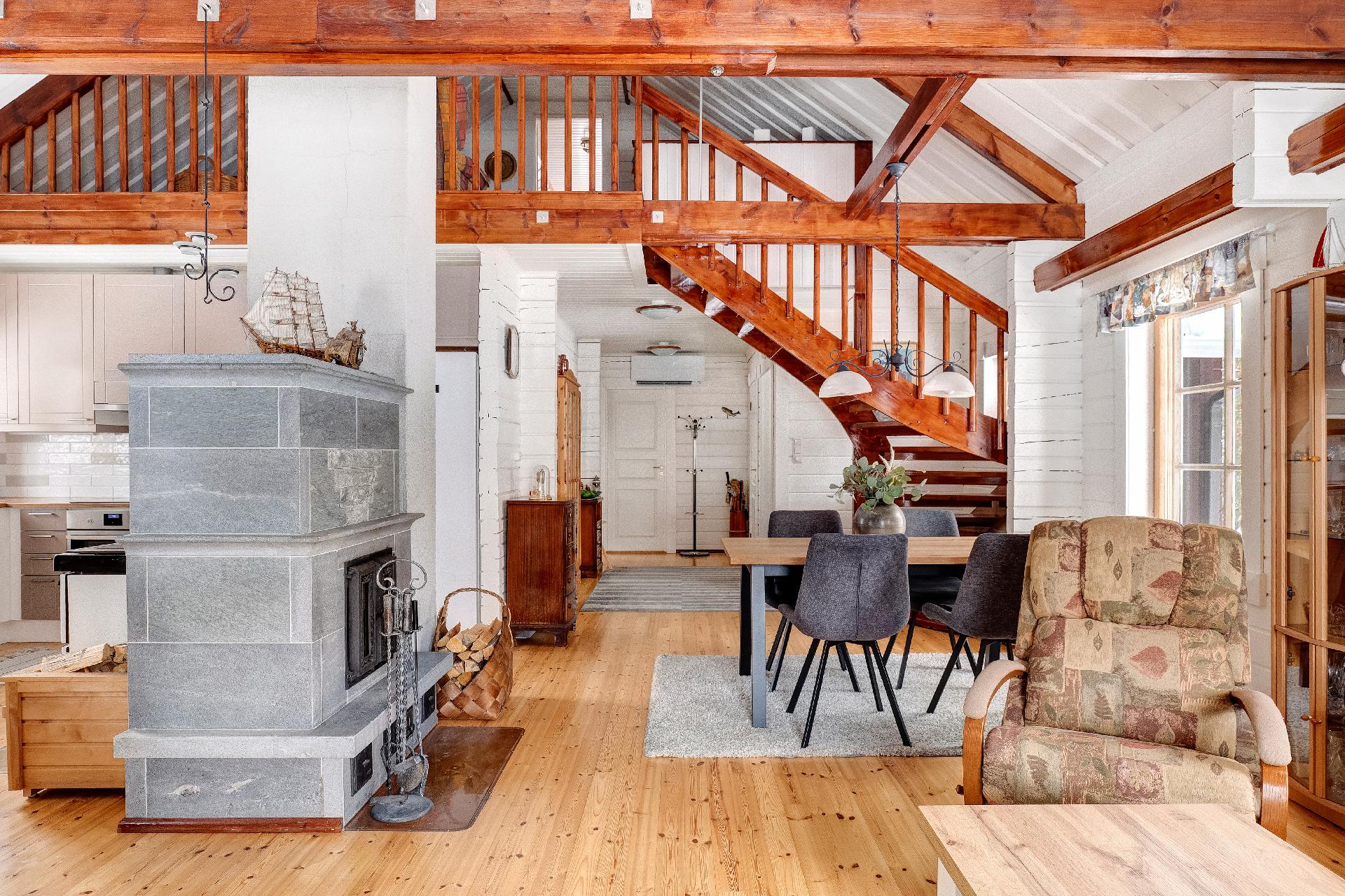 Portaat vievät parvelle