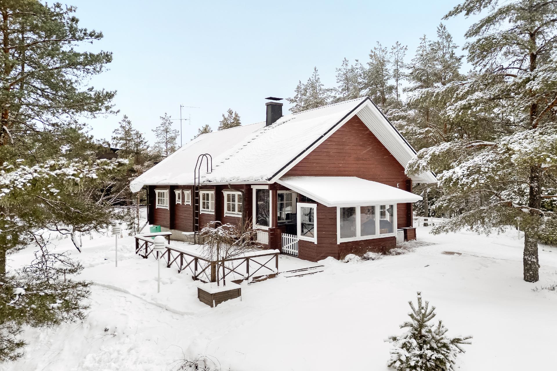 Iso terssi talon etelä puolella