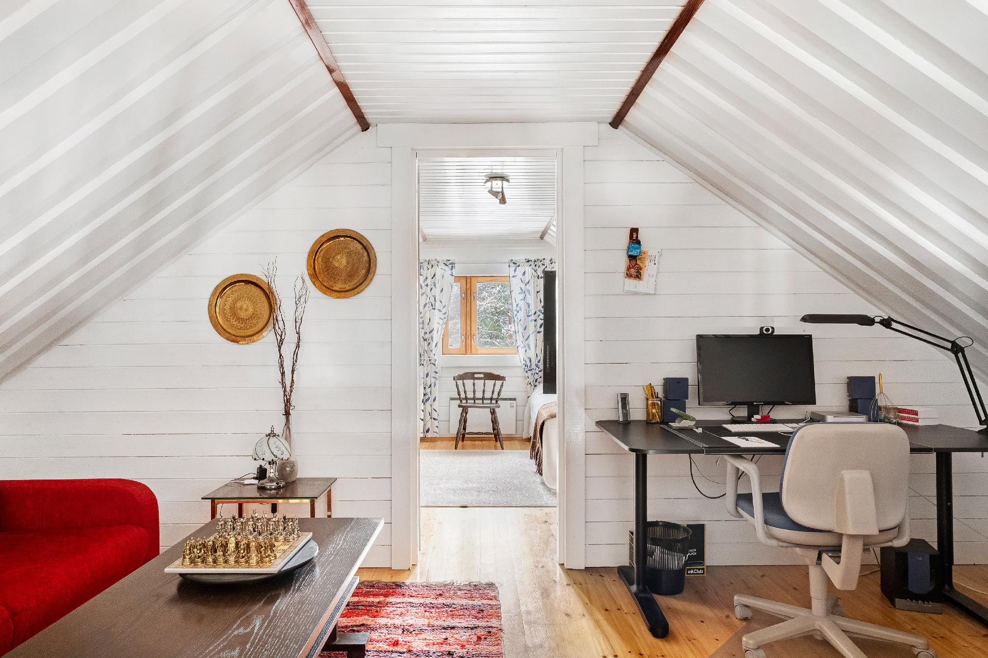 Parven oleskelutila, josta kulku makuuhuoneeseen