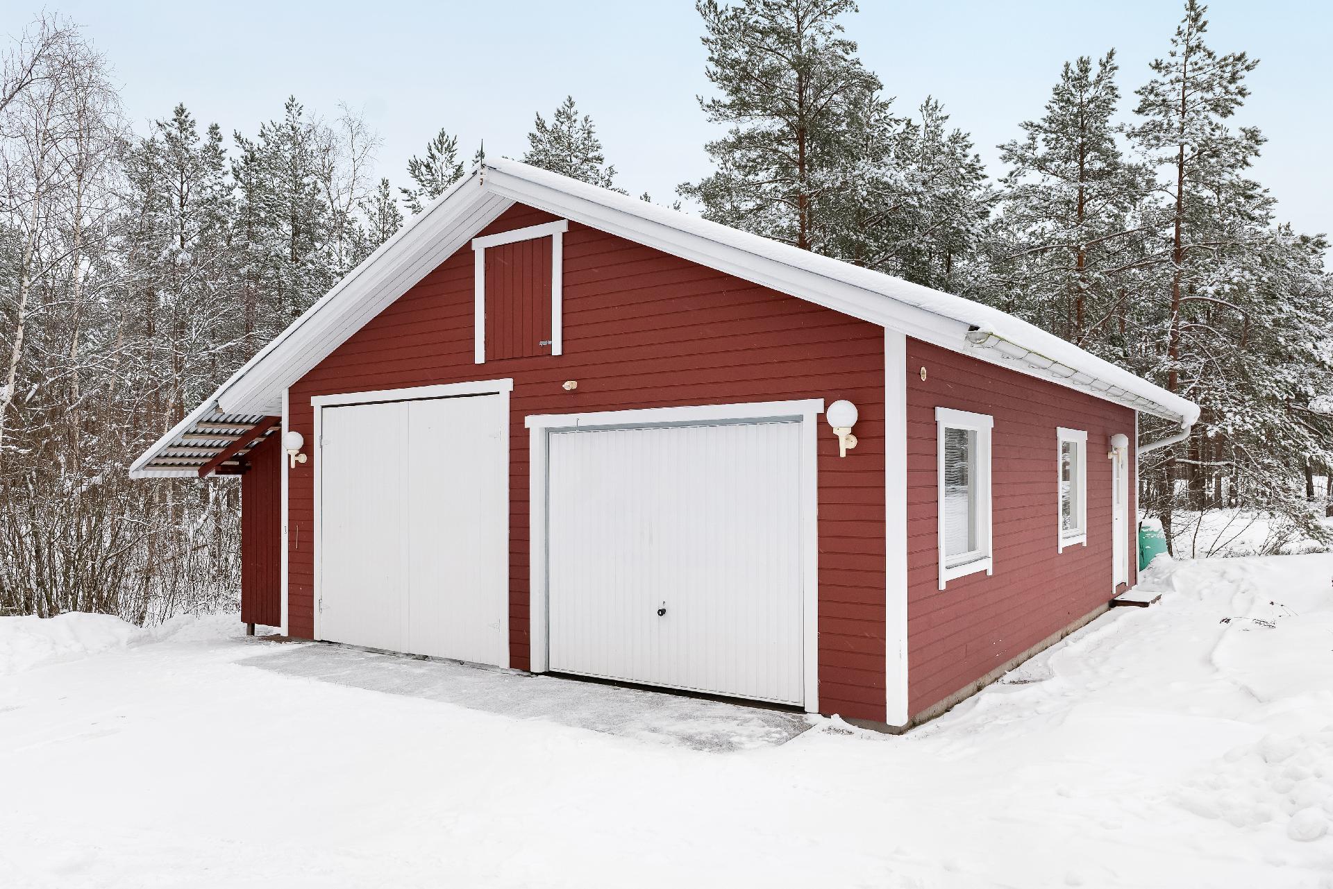 Autotalli, jonka yhteydessä käytännöllinen varasto ja puuvarasto