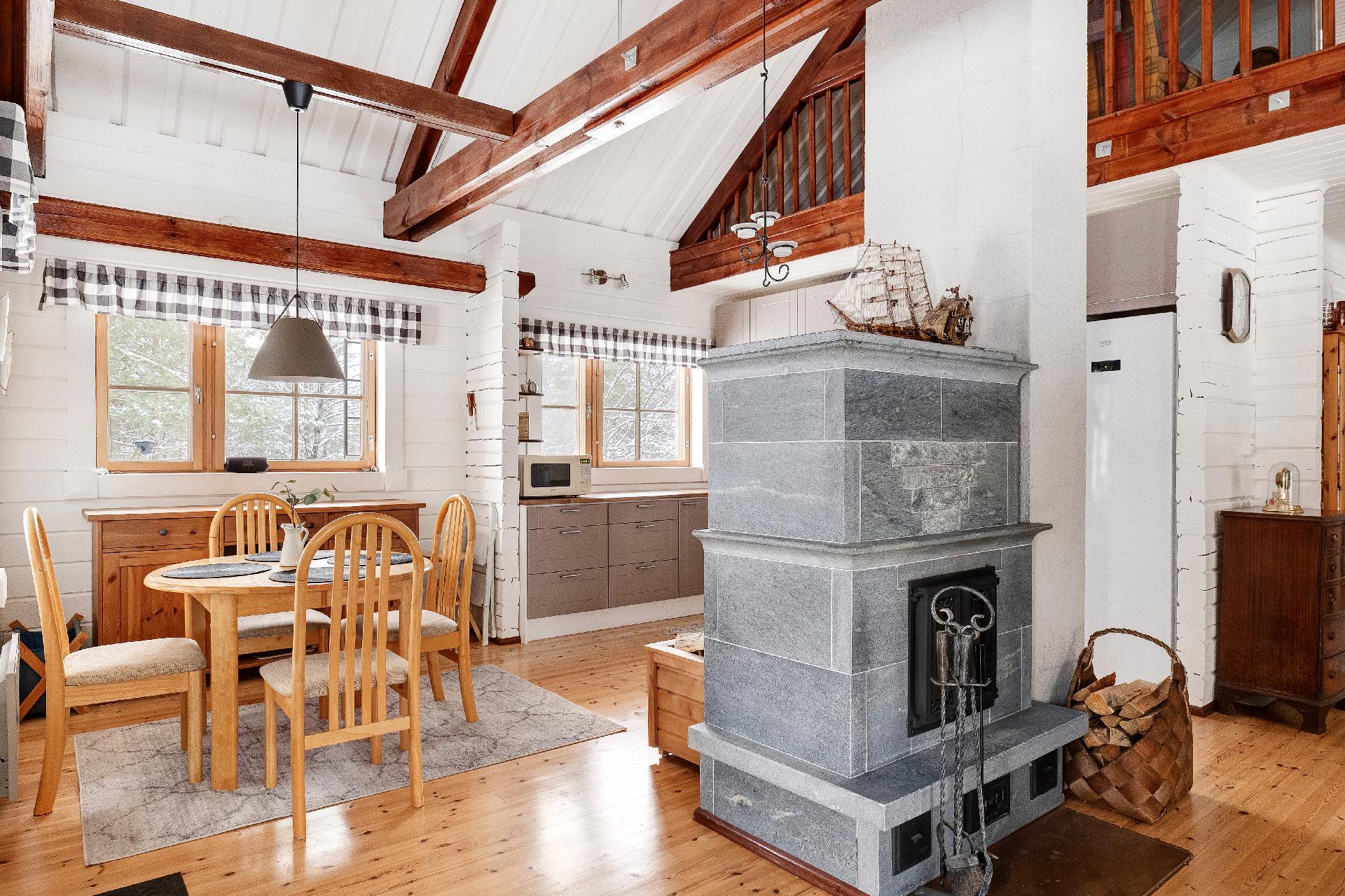 Keittiössä on hyvin tilaa ruokapöydälle