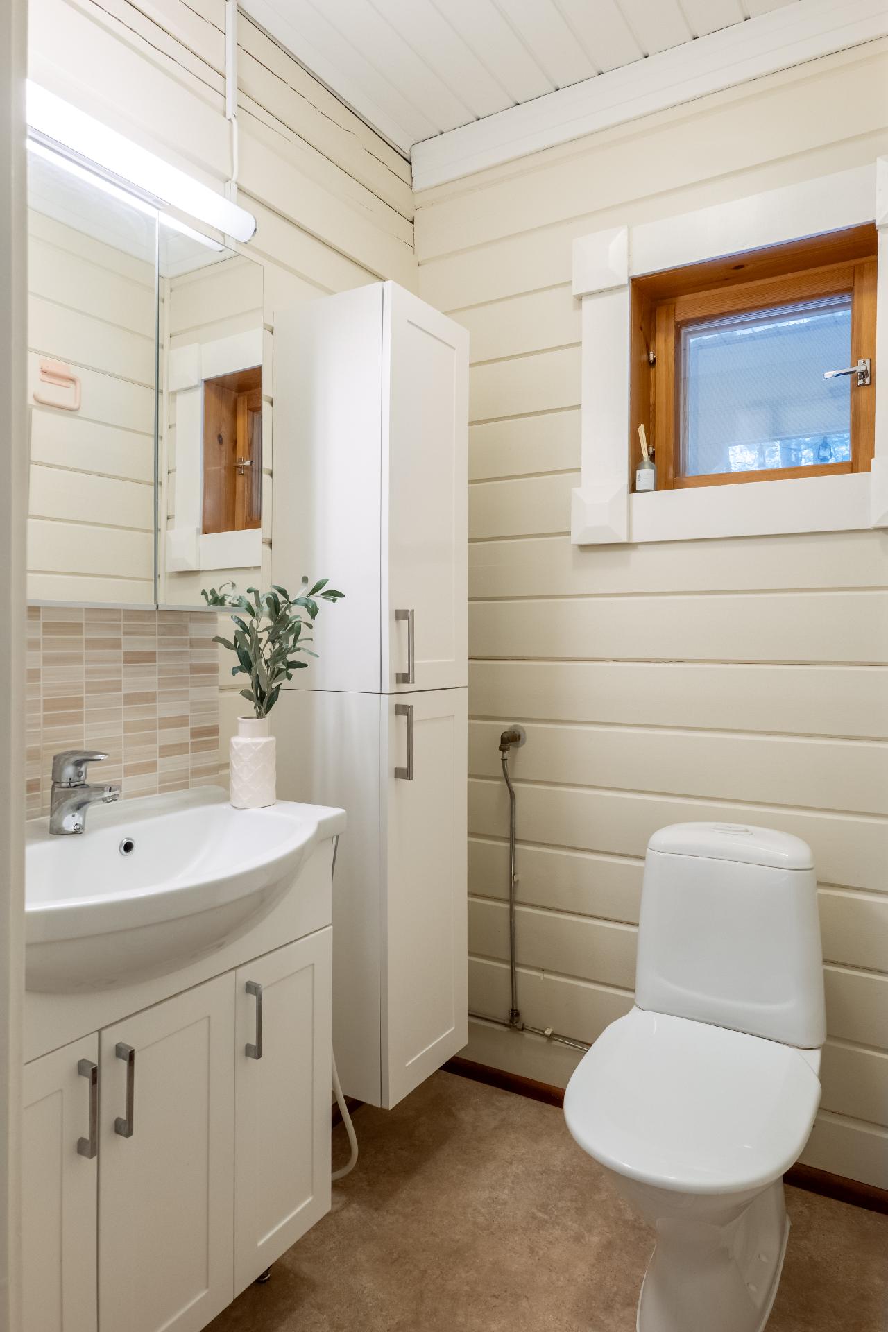 Sisääntulon yhteydessä erillinen wc