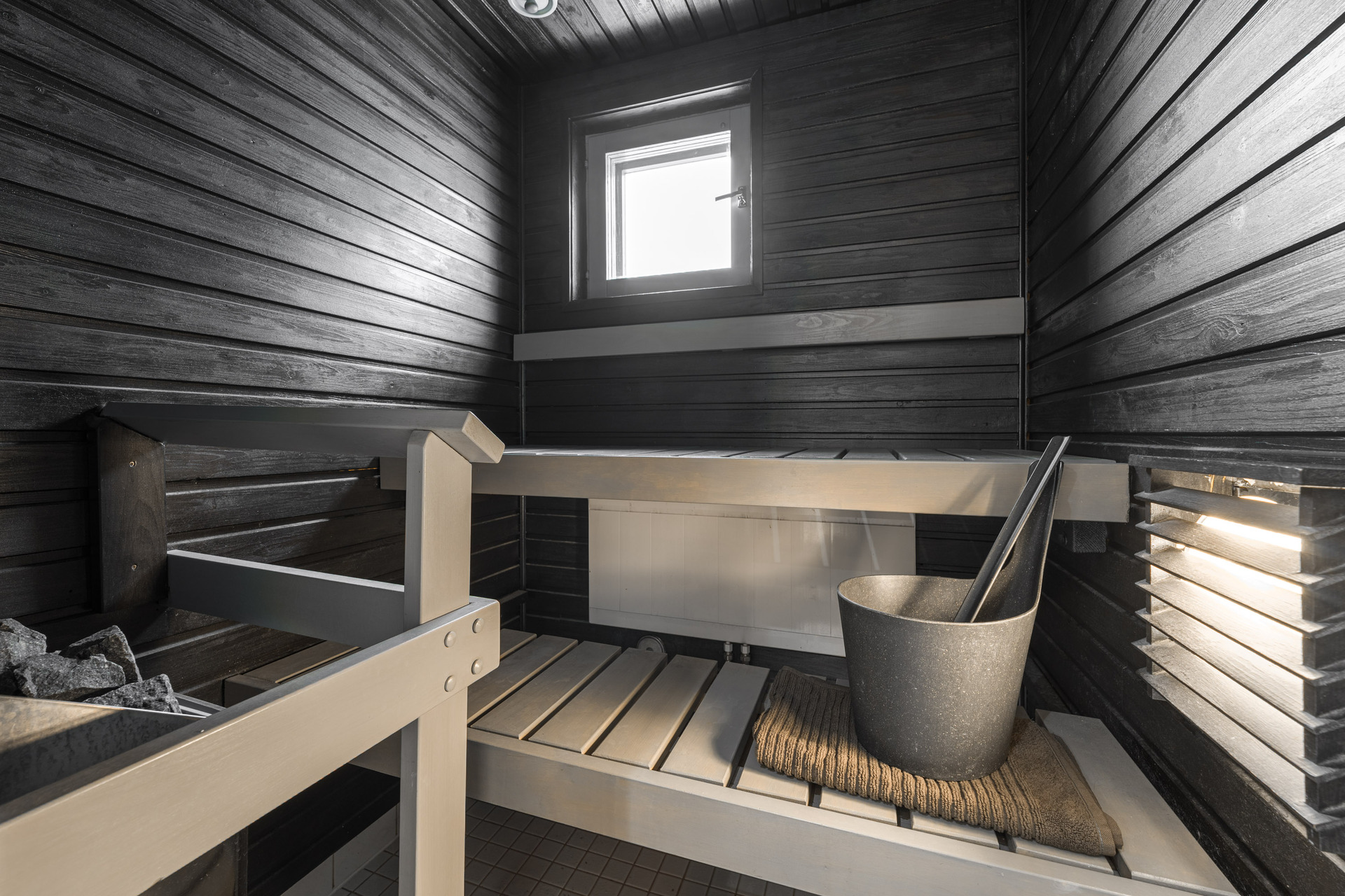 Sauna käsitelty tummemmaksi