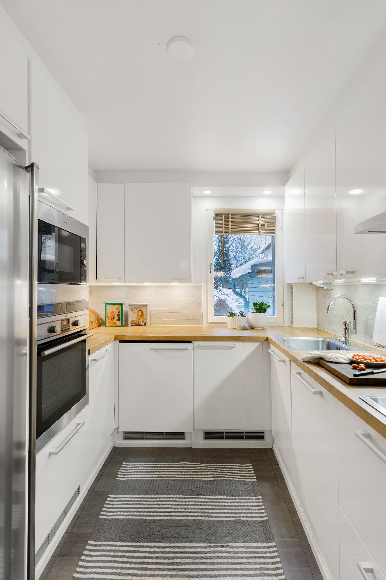 Hyvin säilytys- ja työtilaa, ergonomiset uuni ja mikro. 