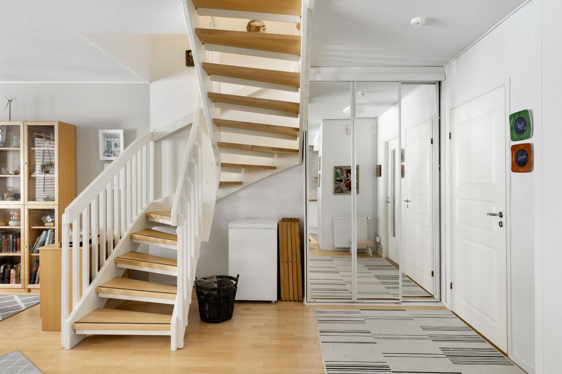 Avaraa ja paljon säilytystilaa. Erillinen wc ovesta oikealle.