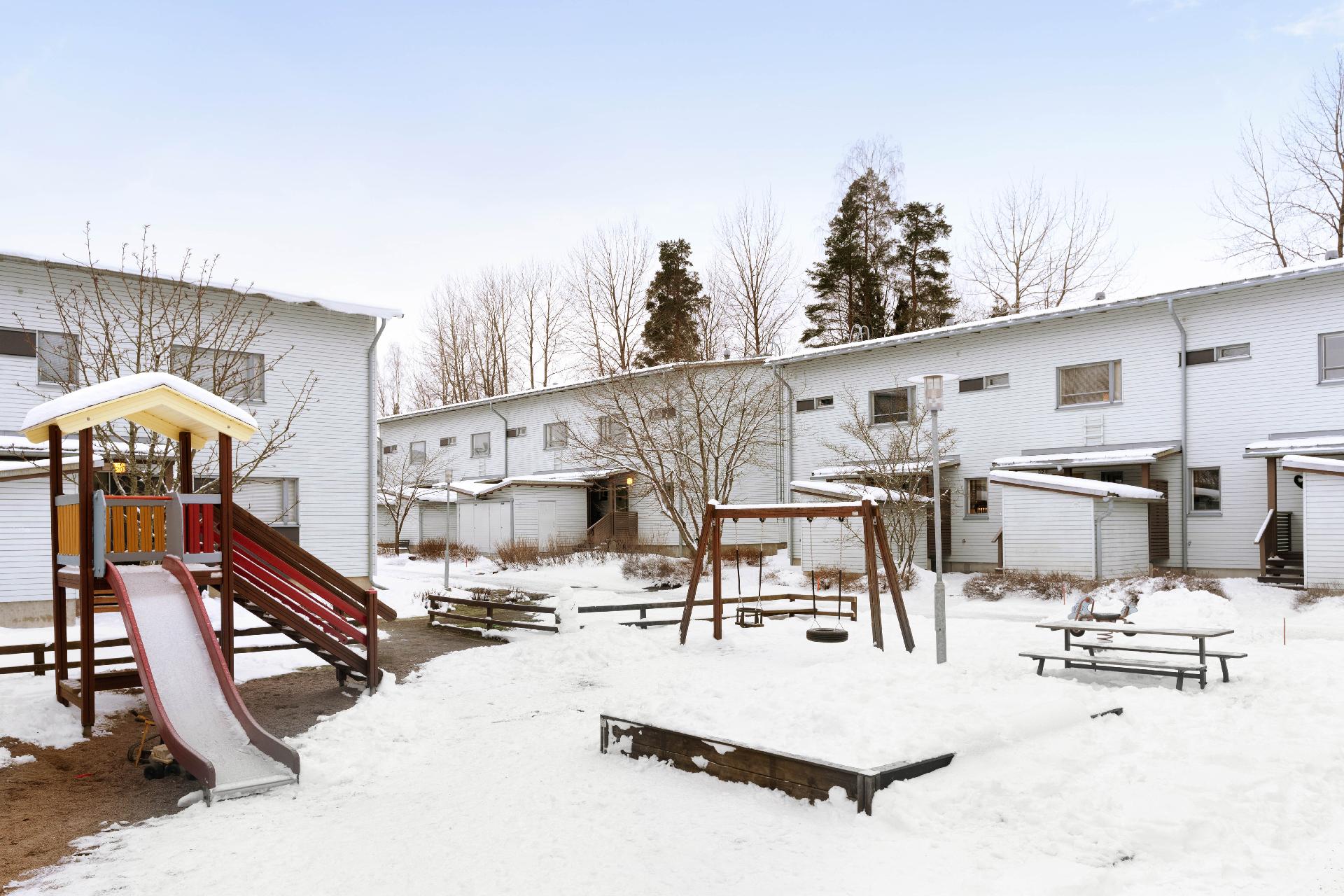 Leikkipaikka turvallisesti yhtiön keskellä.