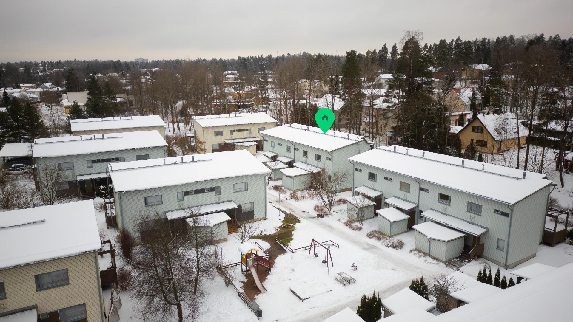 Leikkipaikka on turvallisesti yhtiön keskellä