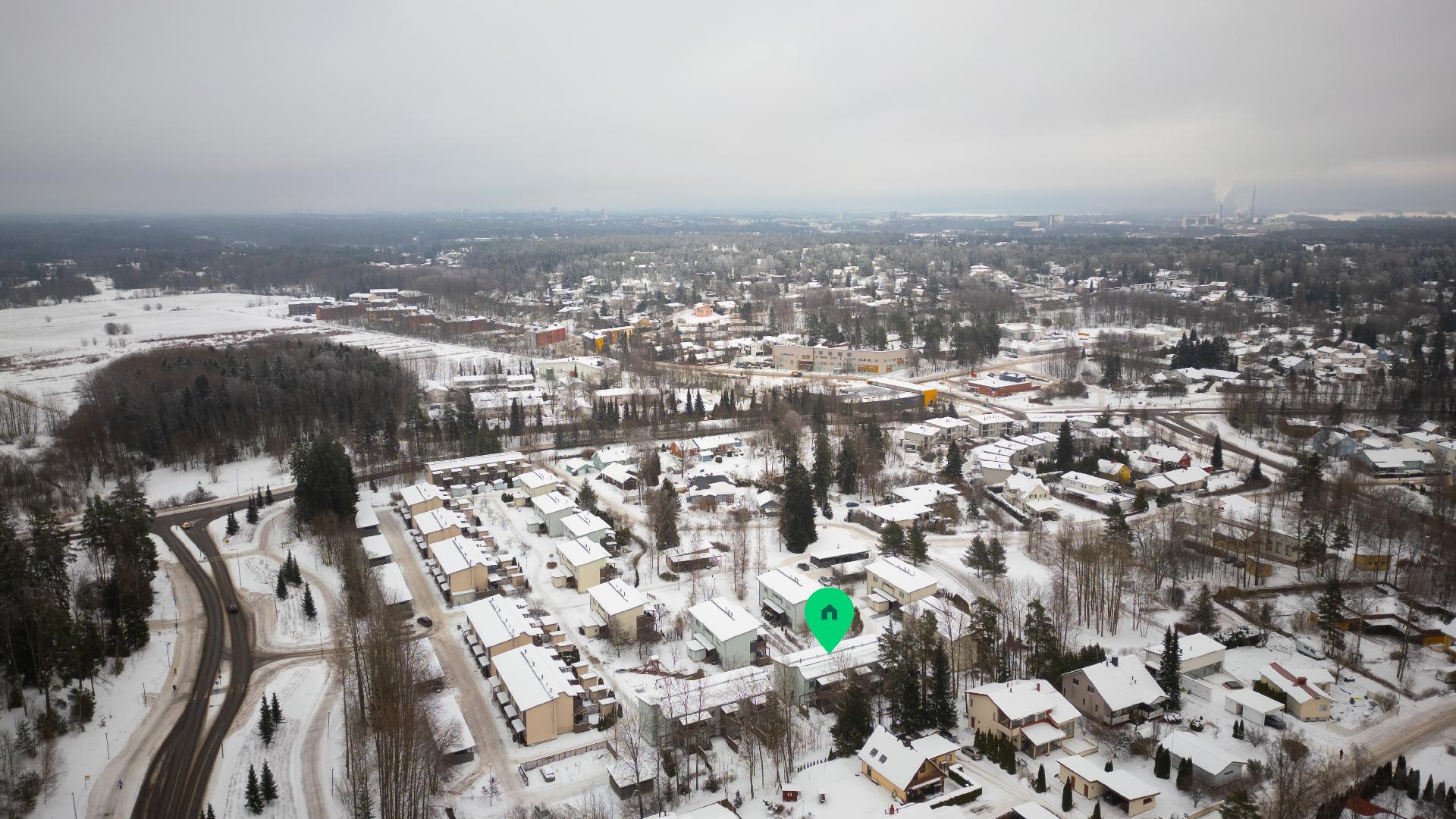 Bussit kulkevat yhtiön vierestä.