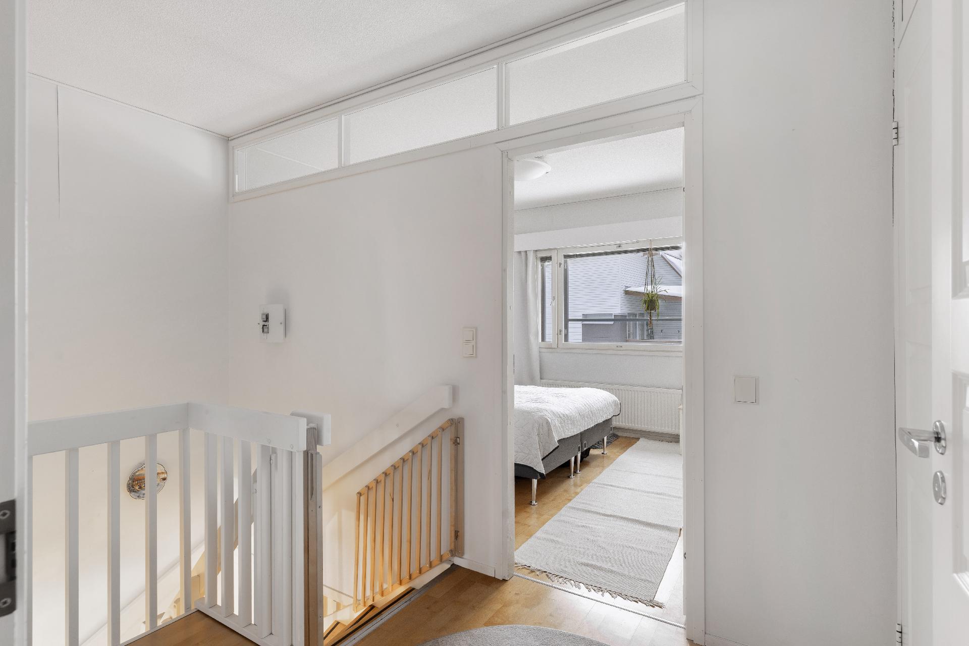 Yläkerran ensimmäinen makuuhuone.