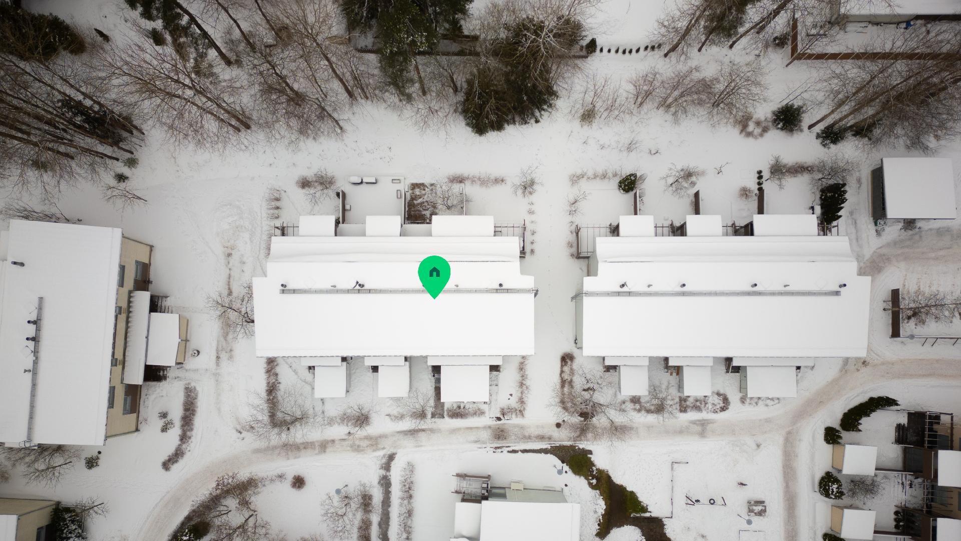 Asunnon piha-alueella saa nauttia männyistä ja koivuista.