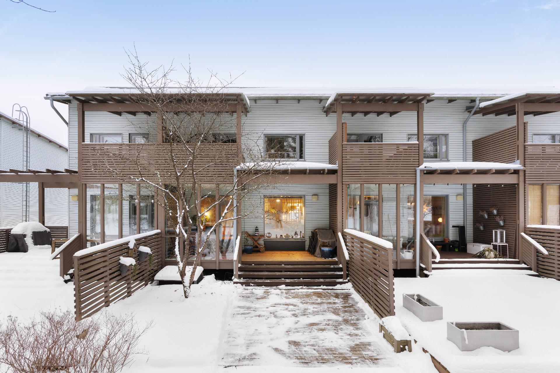 Aitojen koko väli on terassia. Kirsikkapuu tuottaa syksyisin satoa.