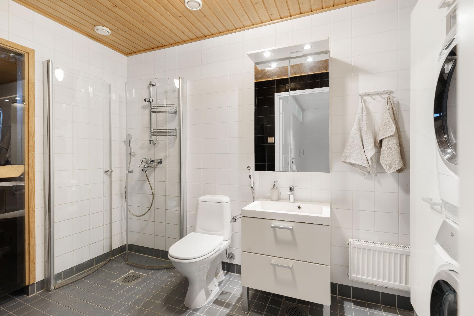 Kylpytilat/s/wc/kodinhoito ovat yläkerrassa mh:en yhteydessä.