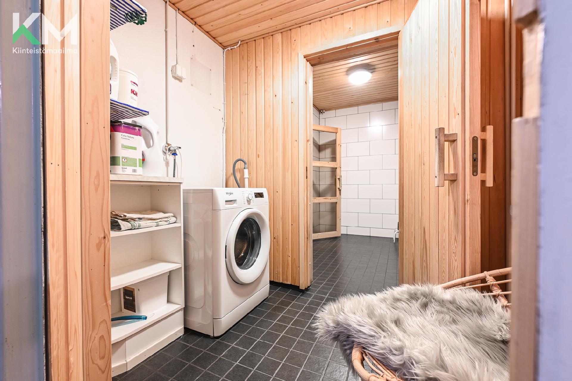 Kellarikerroksen kylpyhuonetta