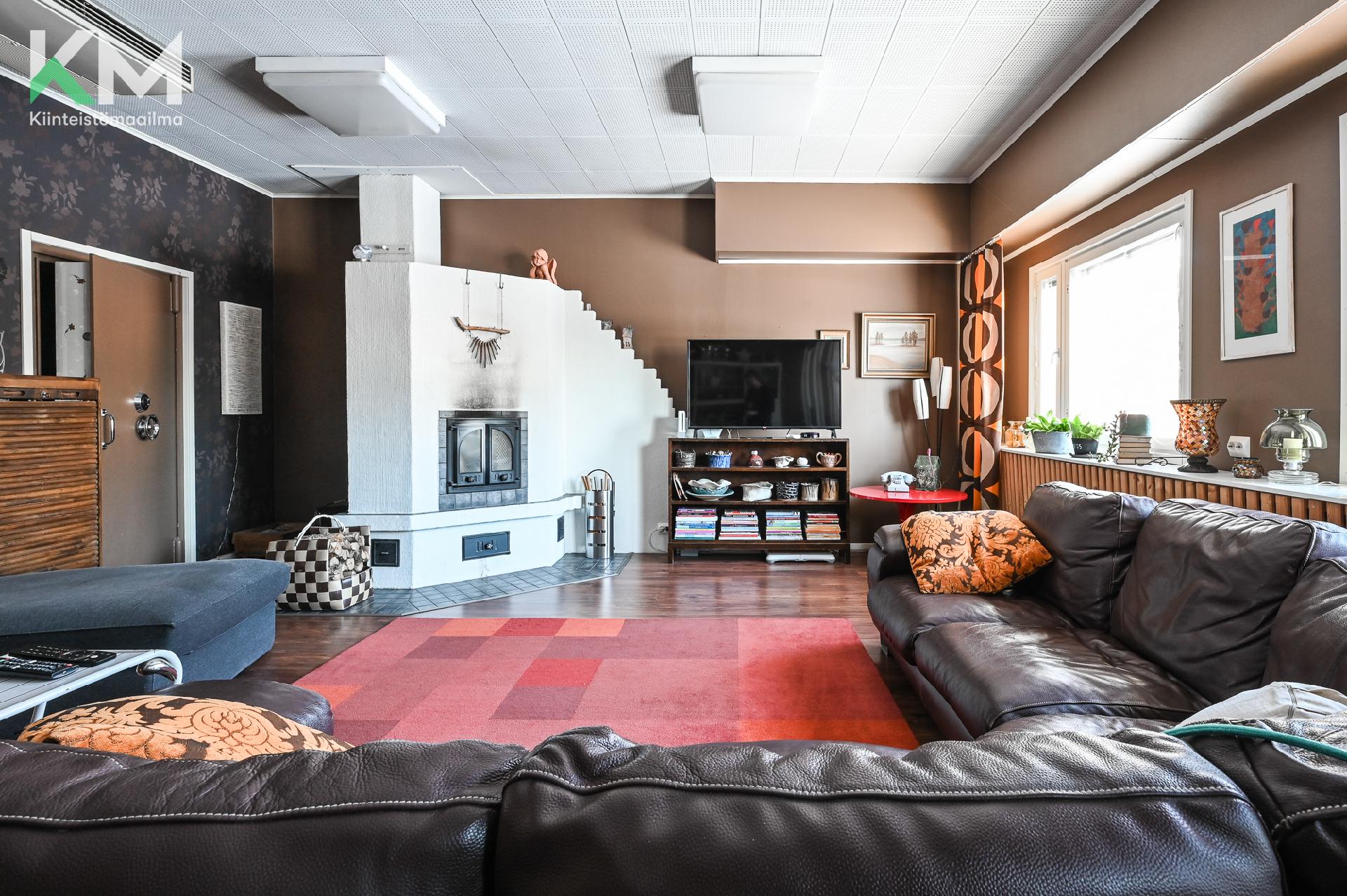 Tilava olohuone vanhassa pankkisalissa