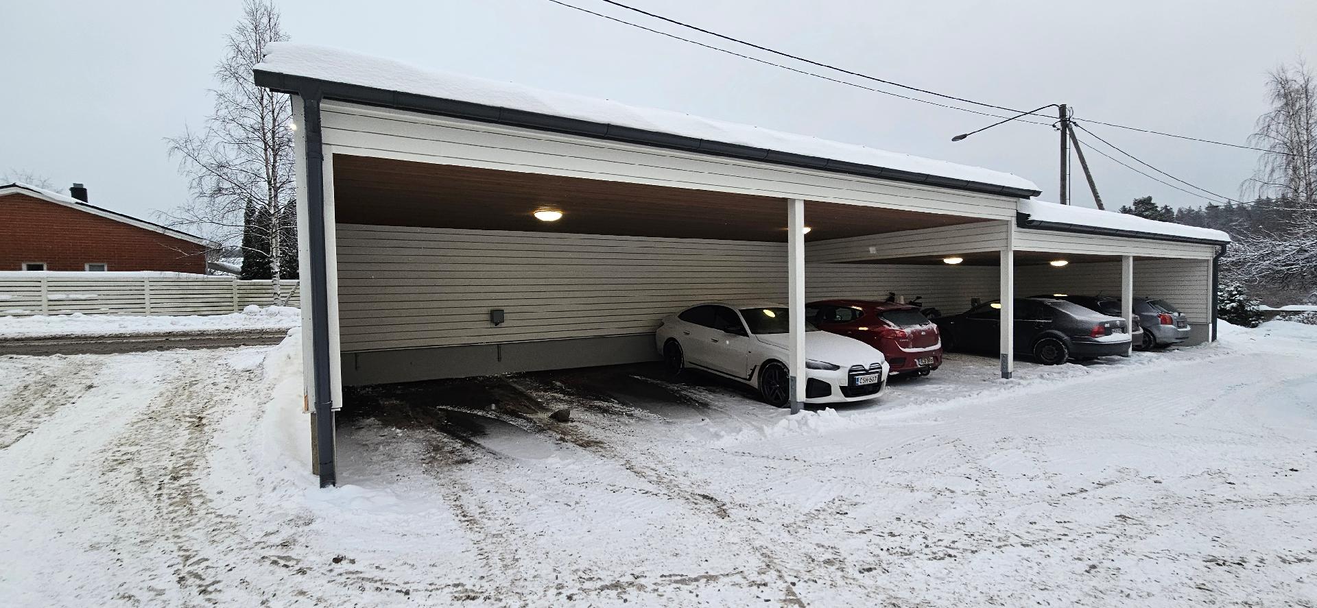 Autokatos, johon mahtuu isompikin auto