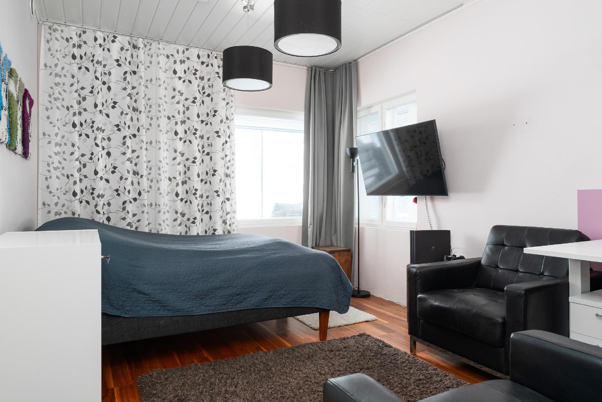 Toinen alakerran makuuhuoneista