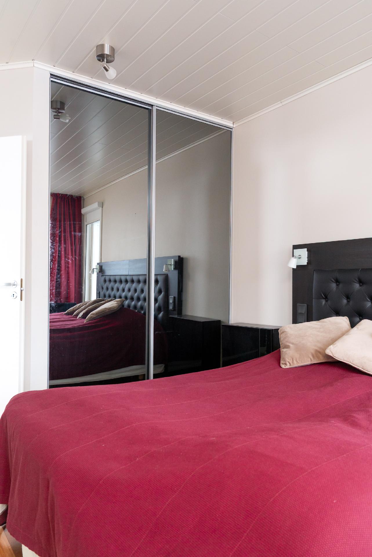 Yläkerran 1. makuuhuone