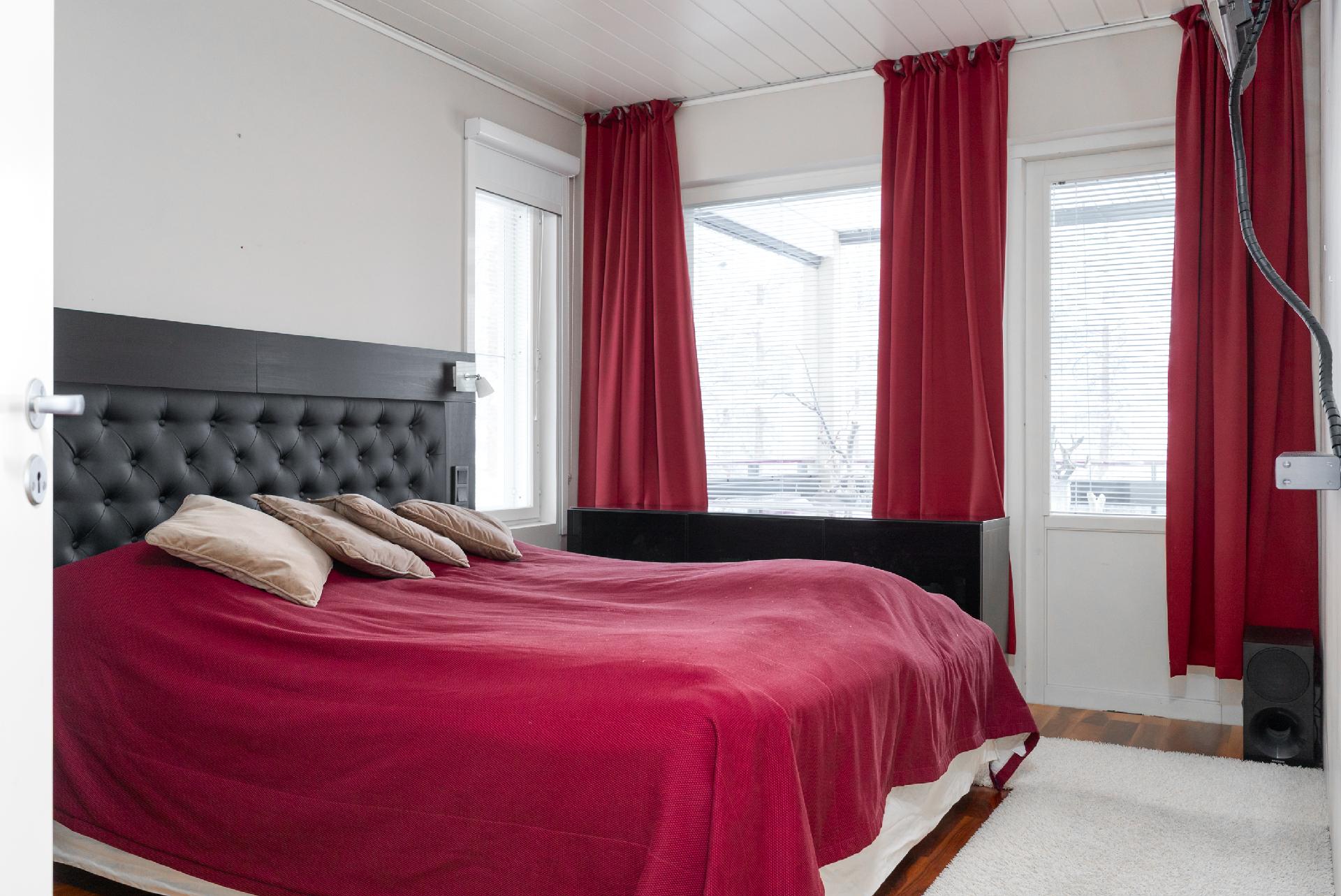 Yläkerran 1. makuuhuone