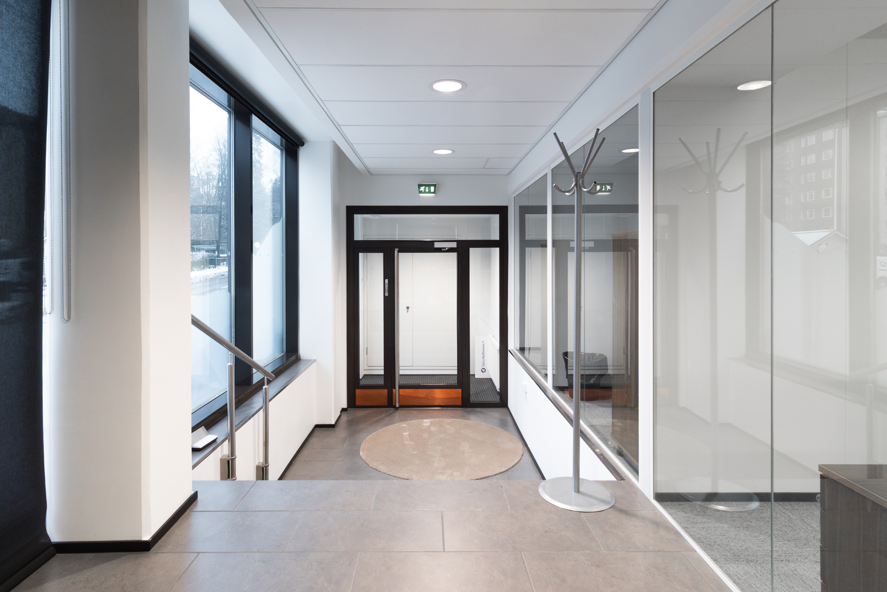 Sisäänkäynti kadulta