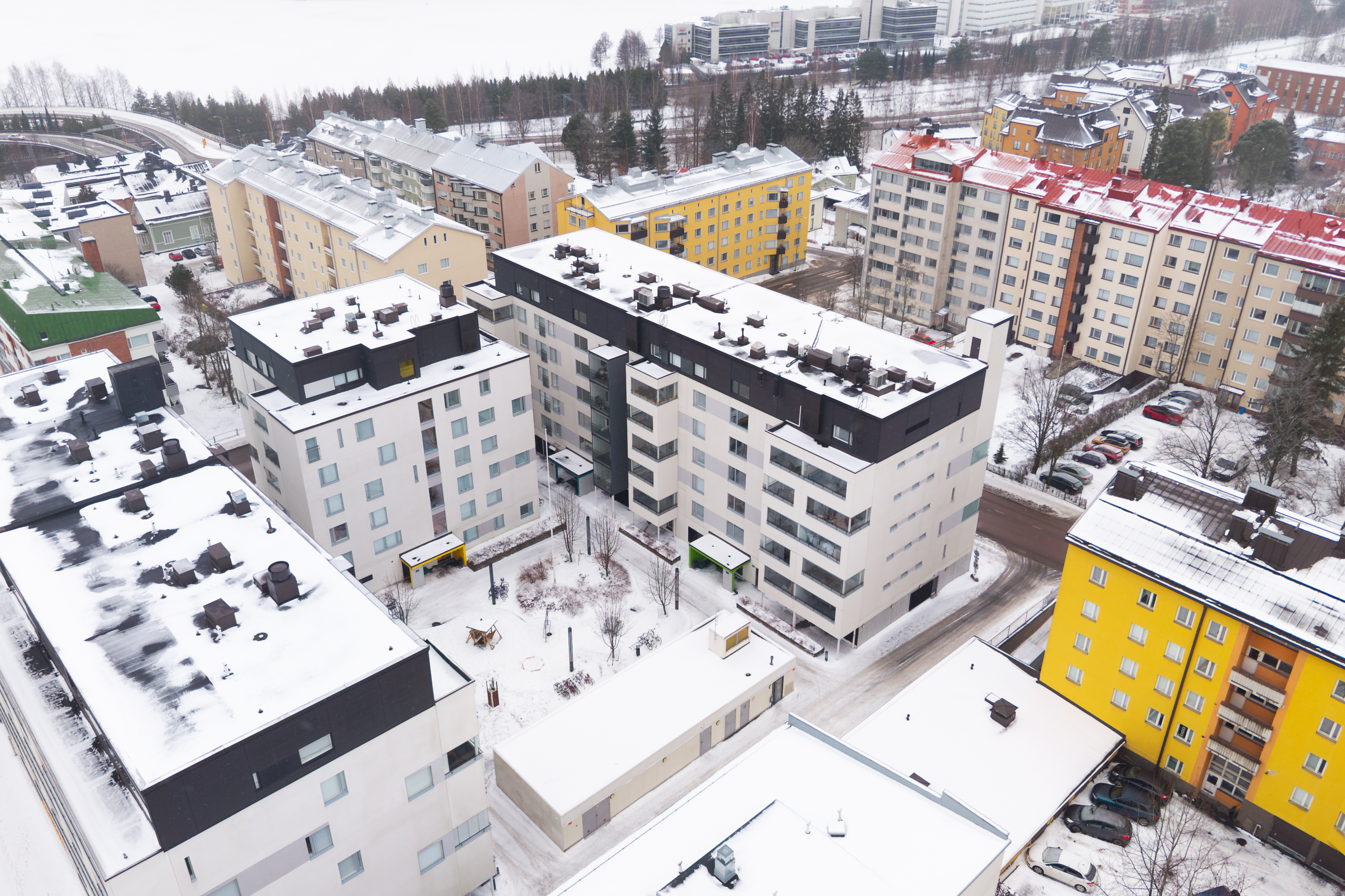 Taloyhtiö sisäpihan puolelta