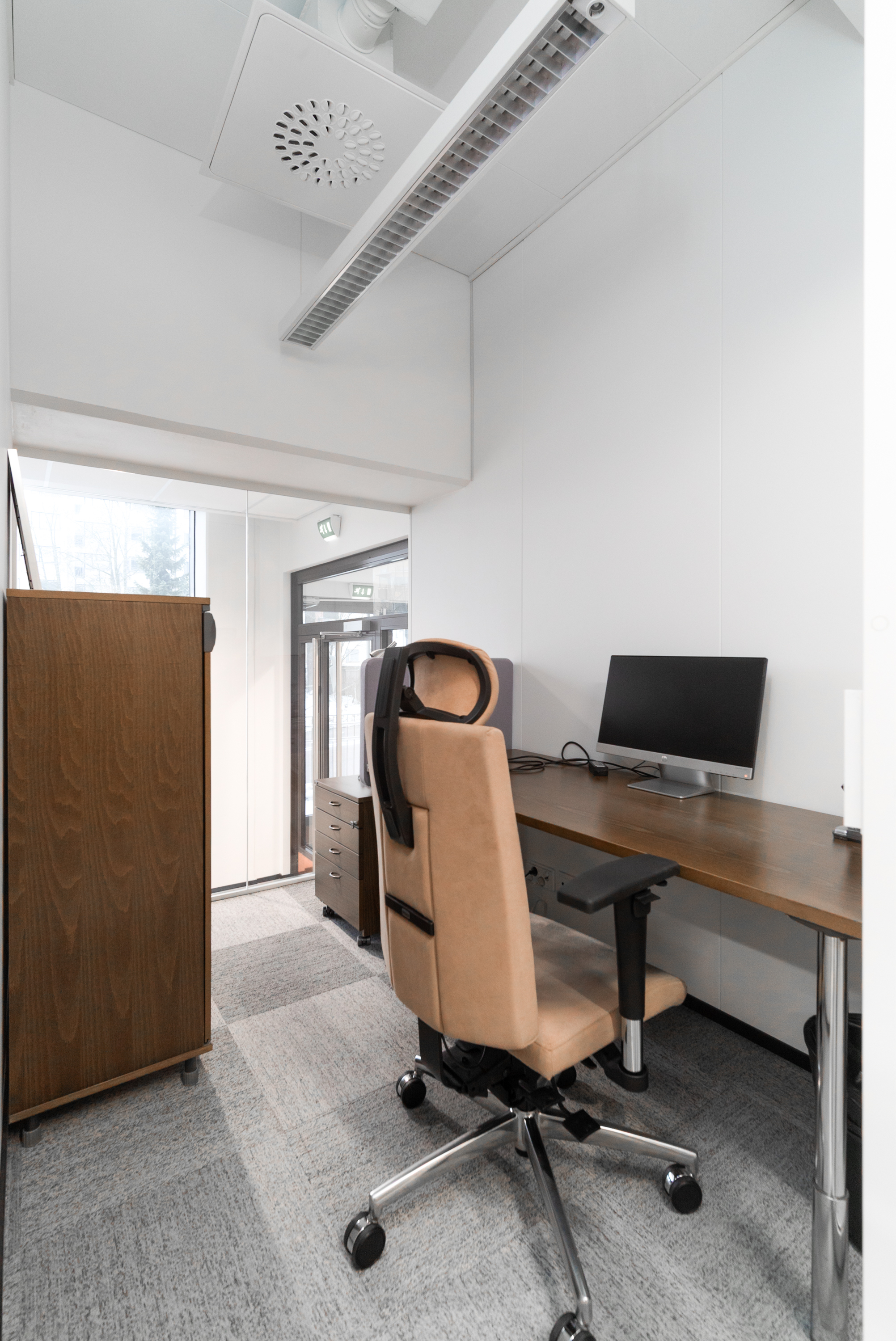 Yksi kolmesta toimistohuoneesta