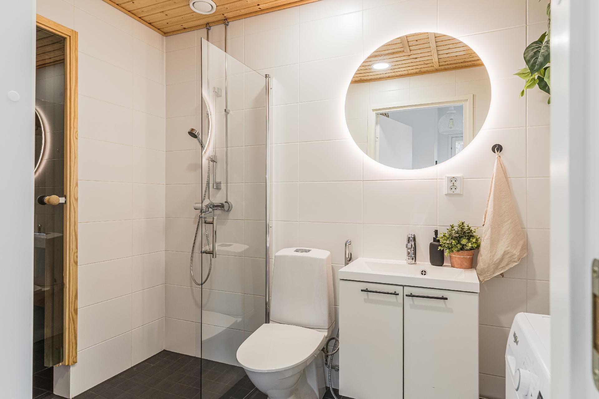 Yläkerran kylpyhuone ja sauna 