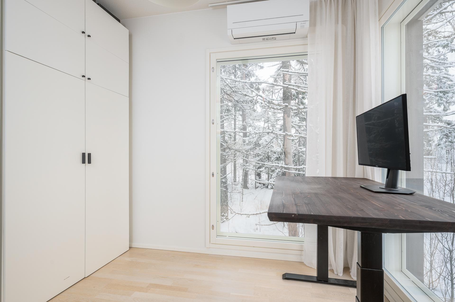 Pienemmässä makuuhuoneessa irtonainen kaapisto tai vaihtoehtoisesti tilaa sängylle