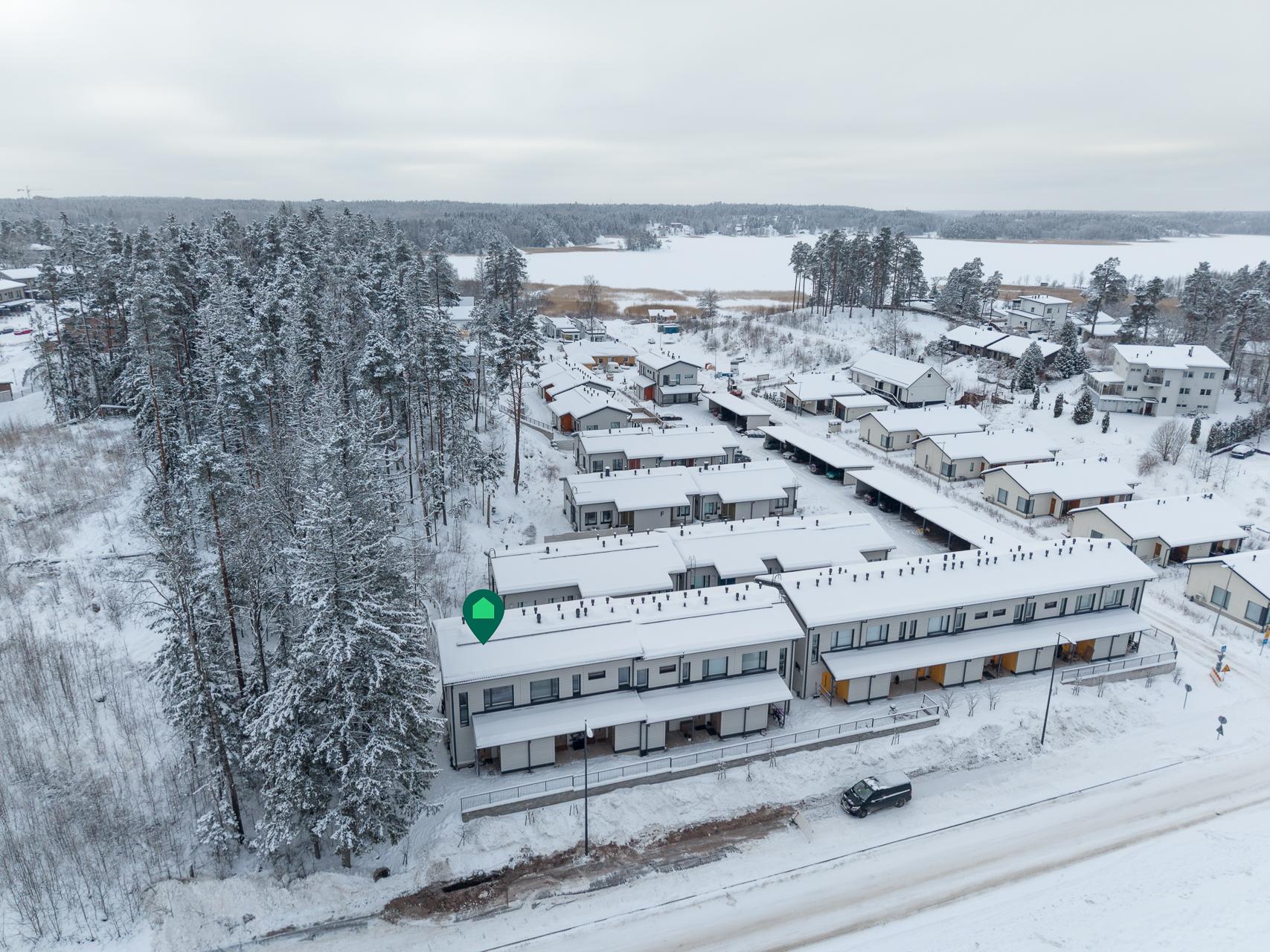 Meren rantaa matkaa vain muutamia satoja metrejä!