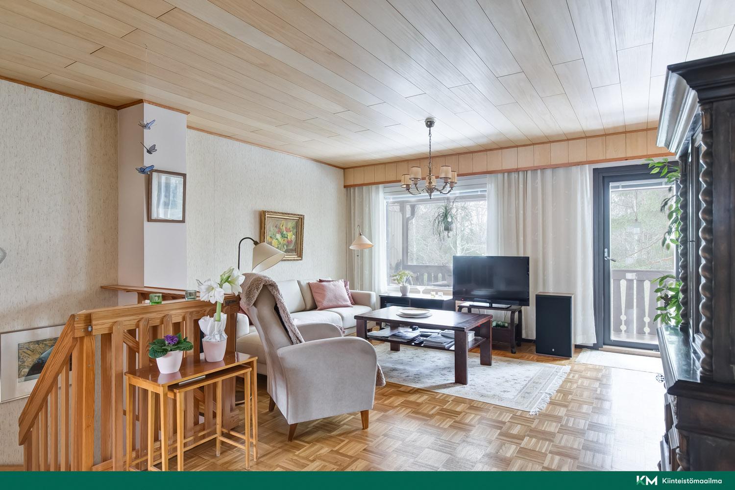 Iso ja valoisa olohuone