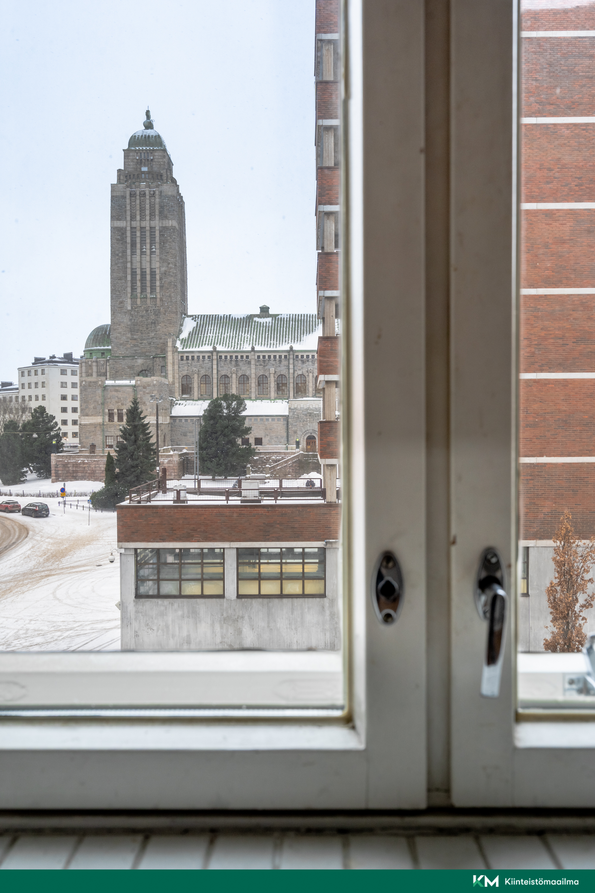 Näkymä ikkunasta Kallion kirkolle