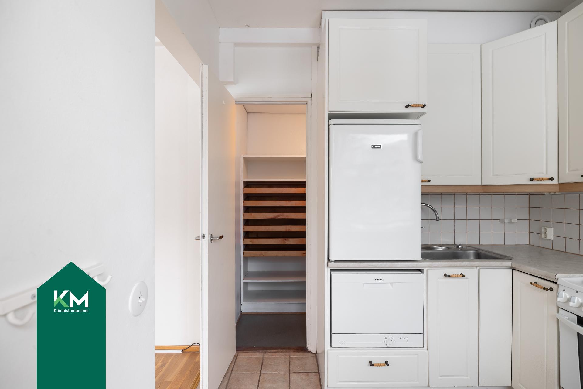 Keittokomeron takana on vaatehuone