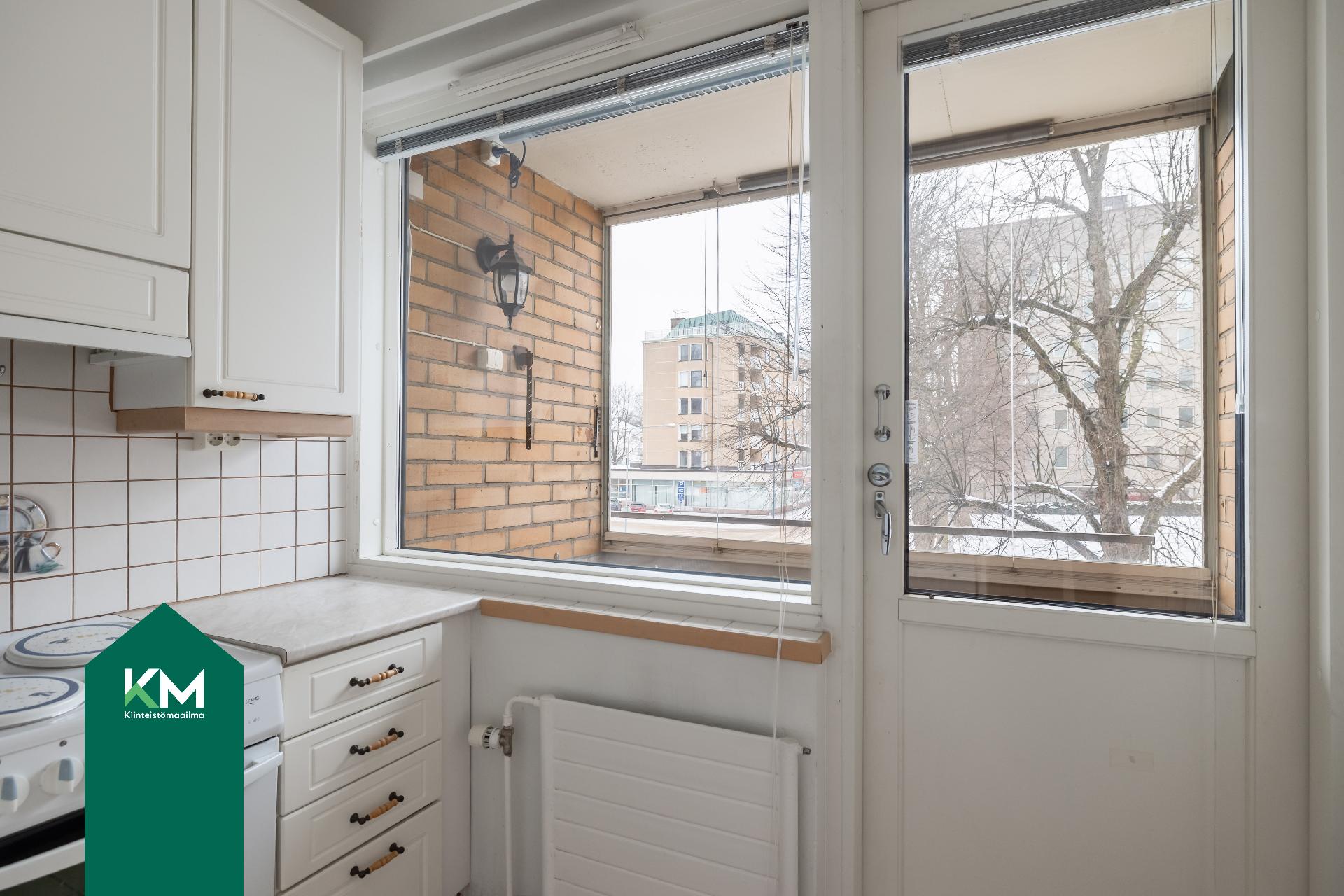 Kulku lasitetulle parvekkeelle