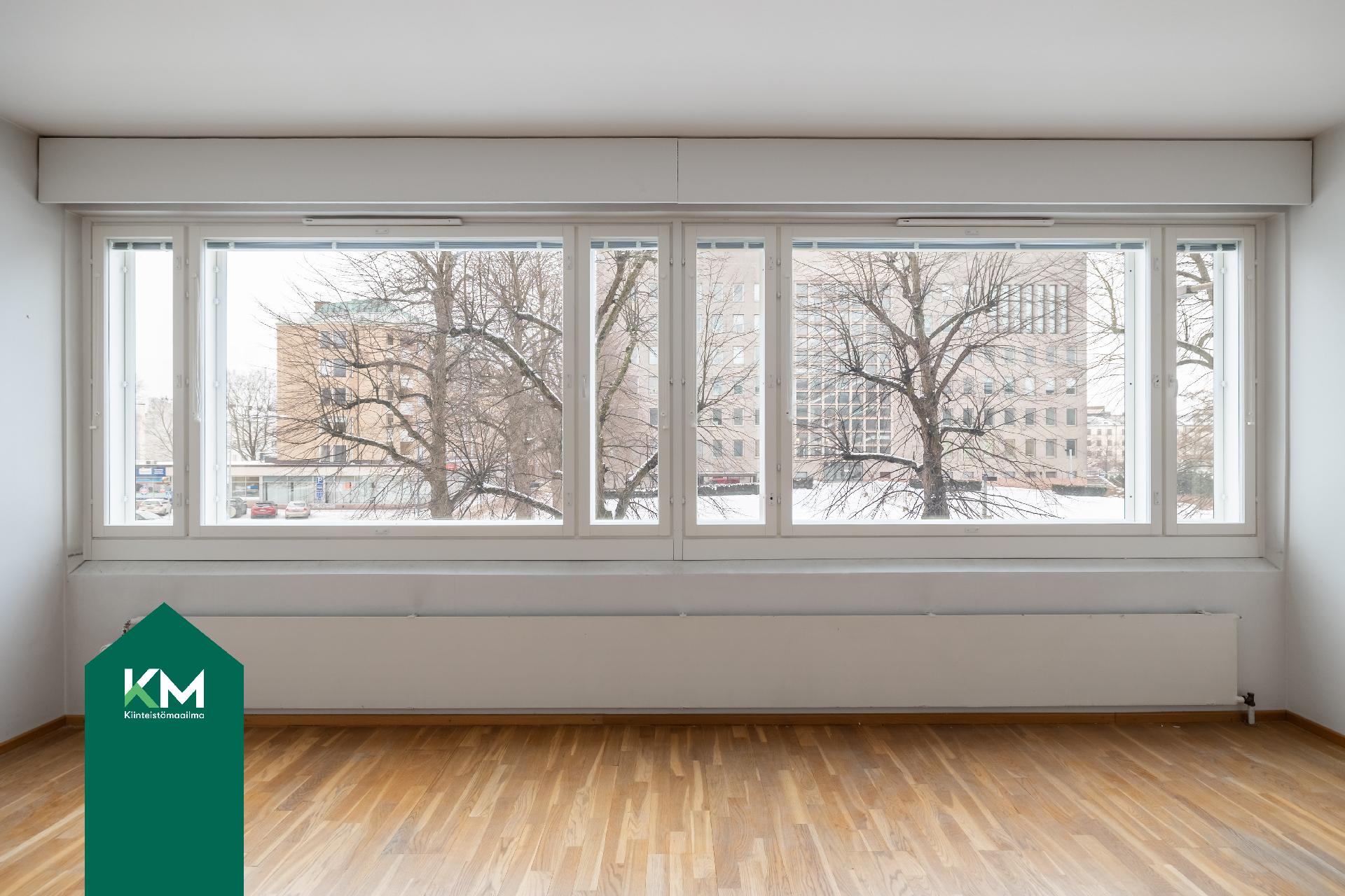 Olohuoneesta näkymä Valakallion puistoon