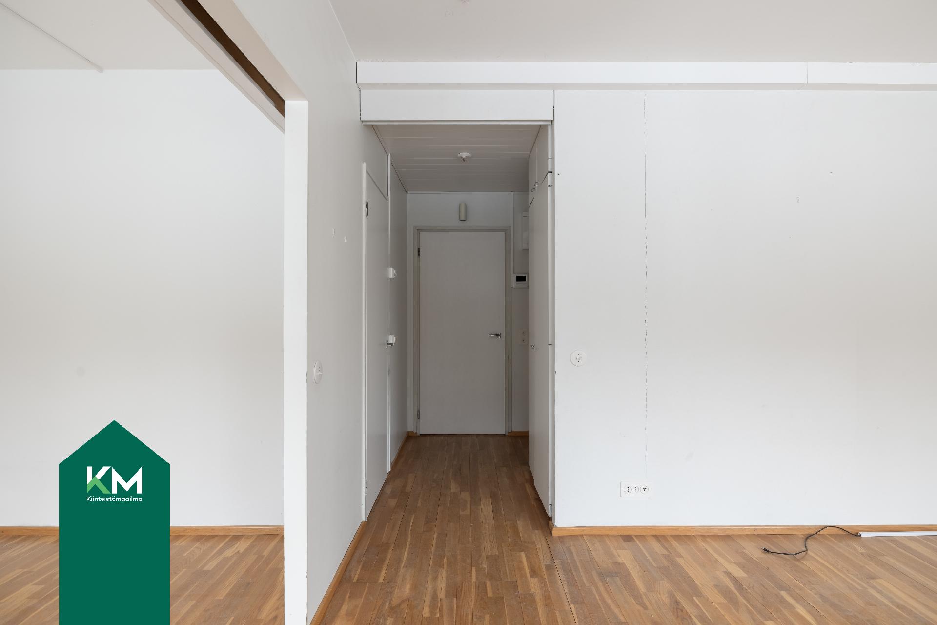 Näkymä olohuoneesta eteiseen