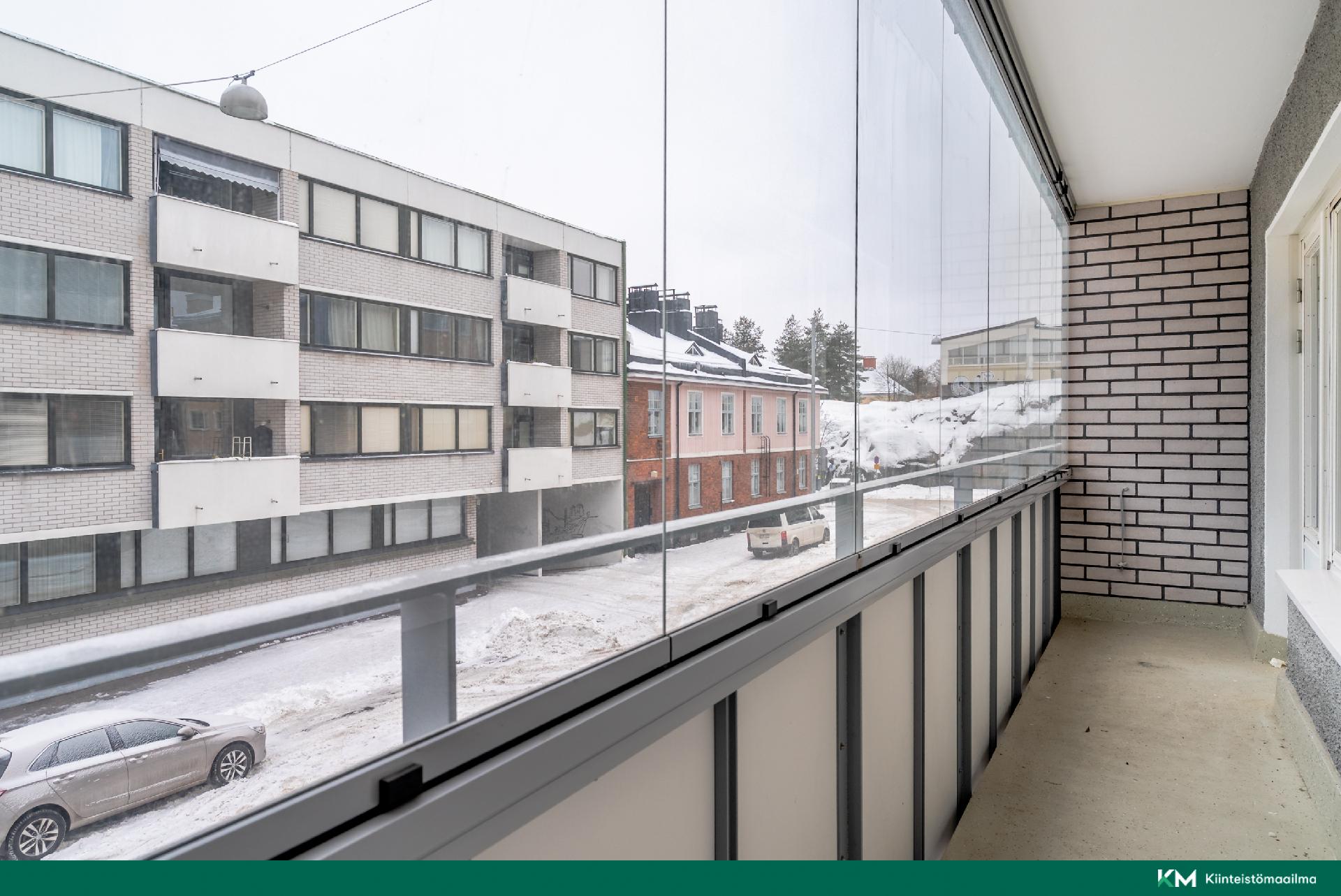 Lasitetulta parvekkeelta näkymää Lintsin suuntaan